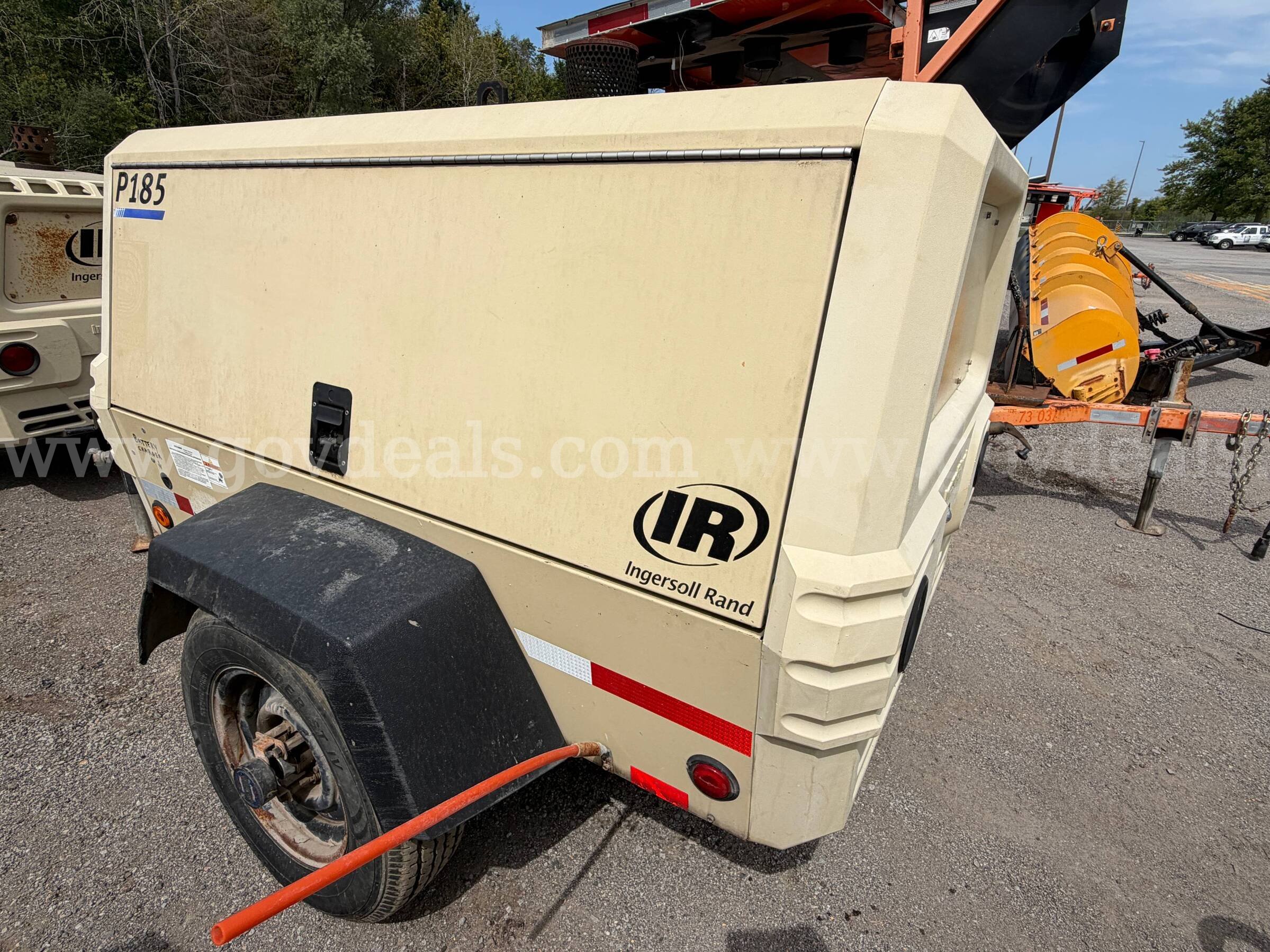 Ingersoll Rand Trailer Compressor John Deere/4024T Ingersoll Rand 4024T Government Surplus Auction - Photo #2