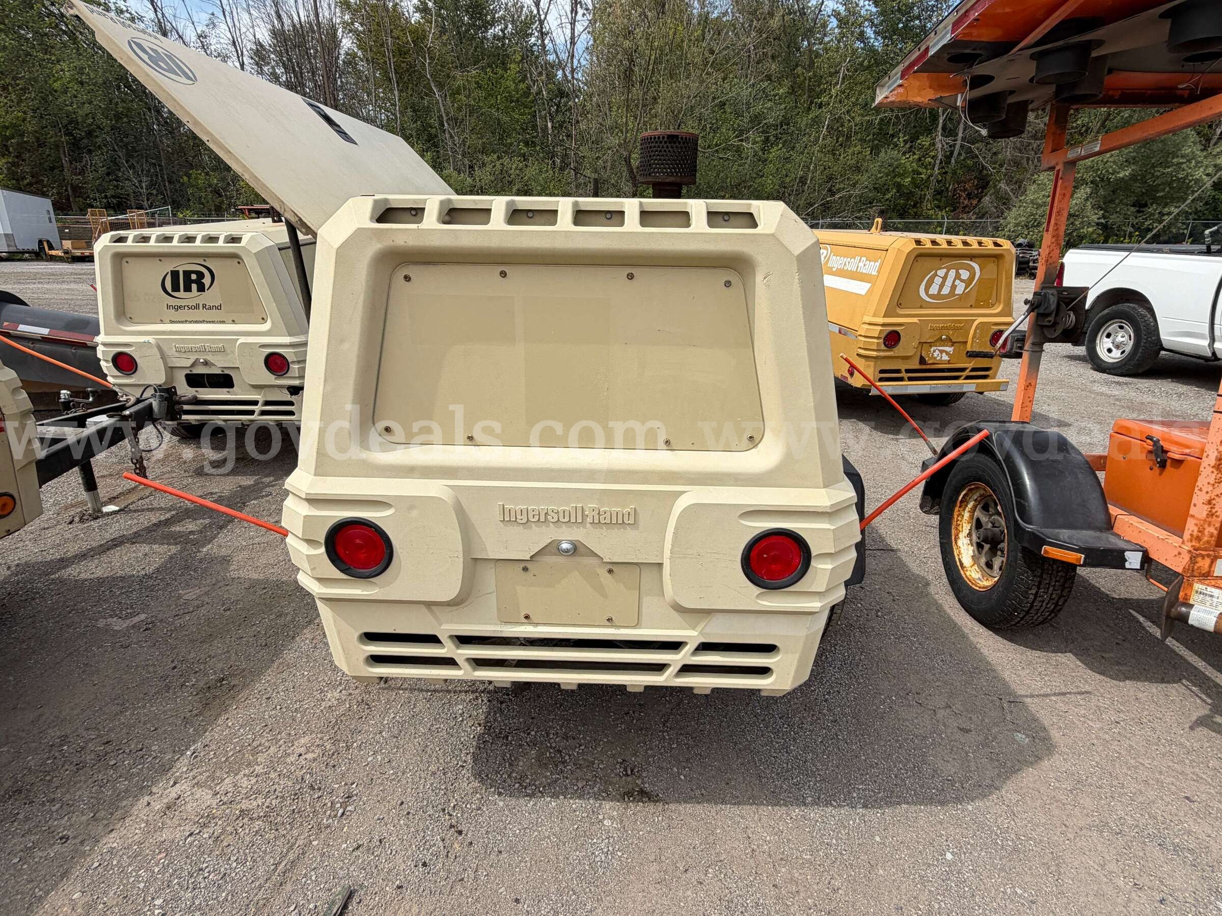 Ingersoll Rand Trailer Compressor John Deere/4024T Ingersoll Rand 4024T Government Surplus Auction - Photo #3