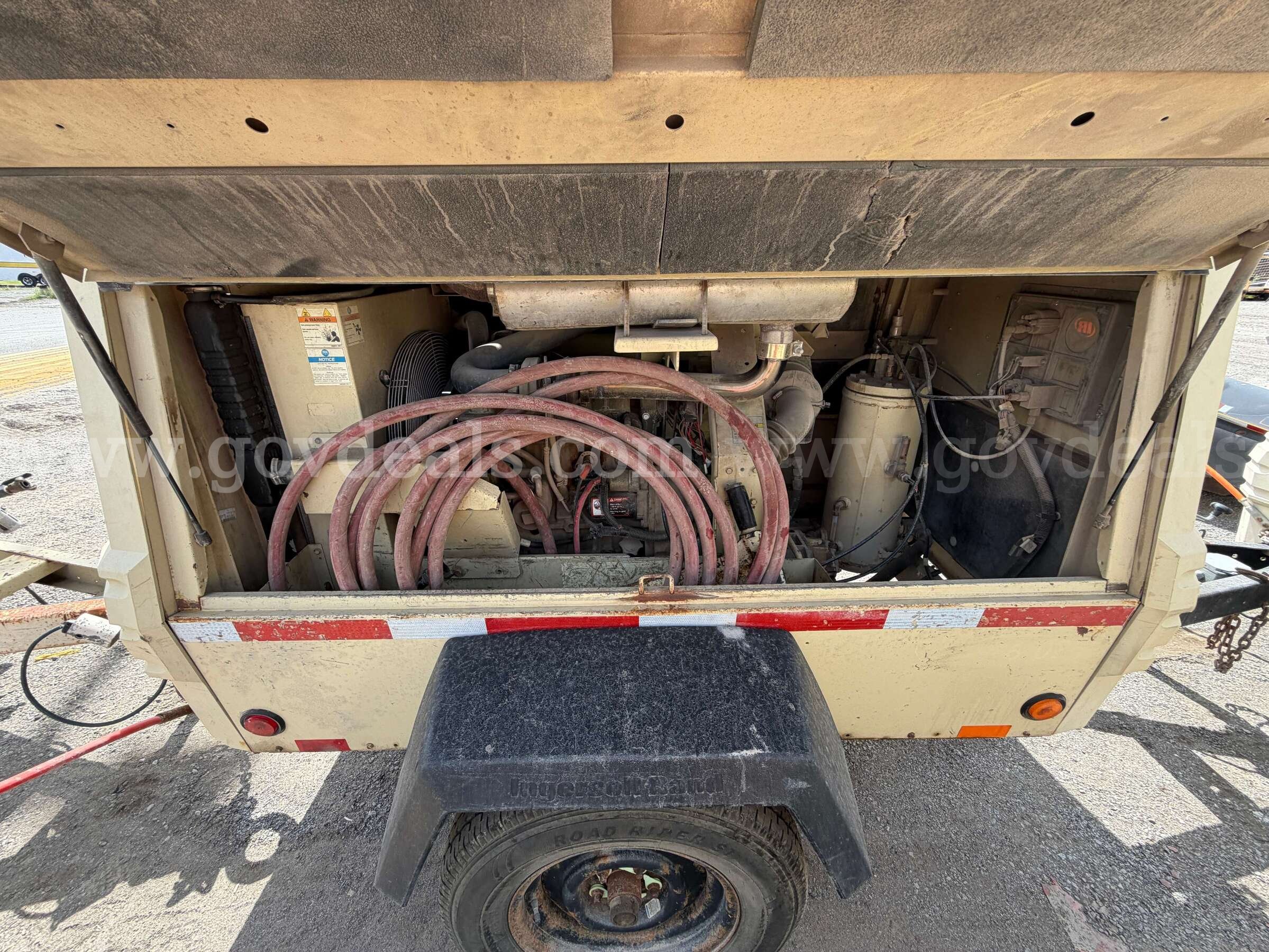 Ingersoll Rand Trailer Compressor John Deere/4024T Ingersoll Rand / John Deere 4024T Government Surplus Auction - Photo #2