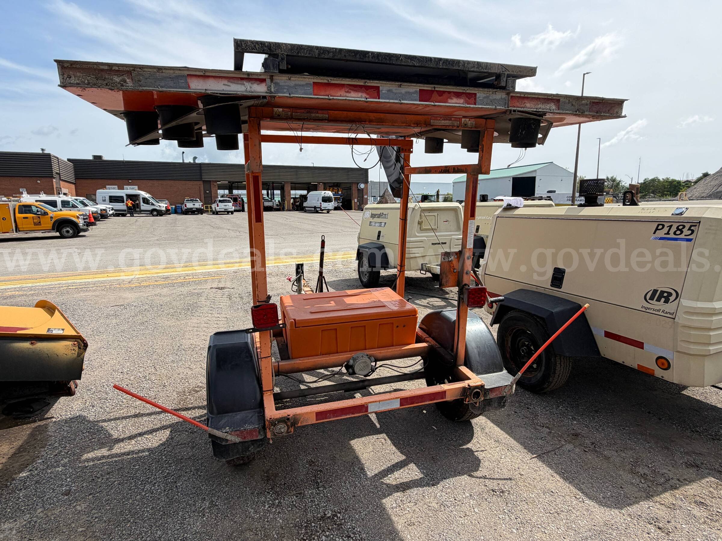 Arrow Board Traffic Trailer Folding Display VER-NAC  Government Surplus Auction - Photo #2