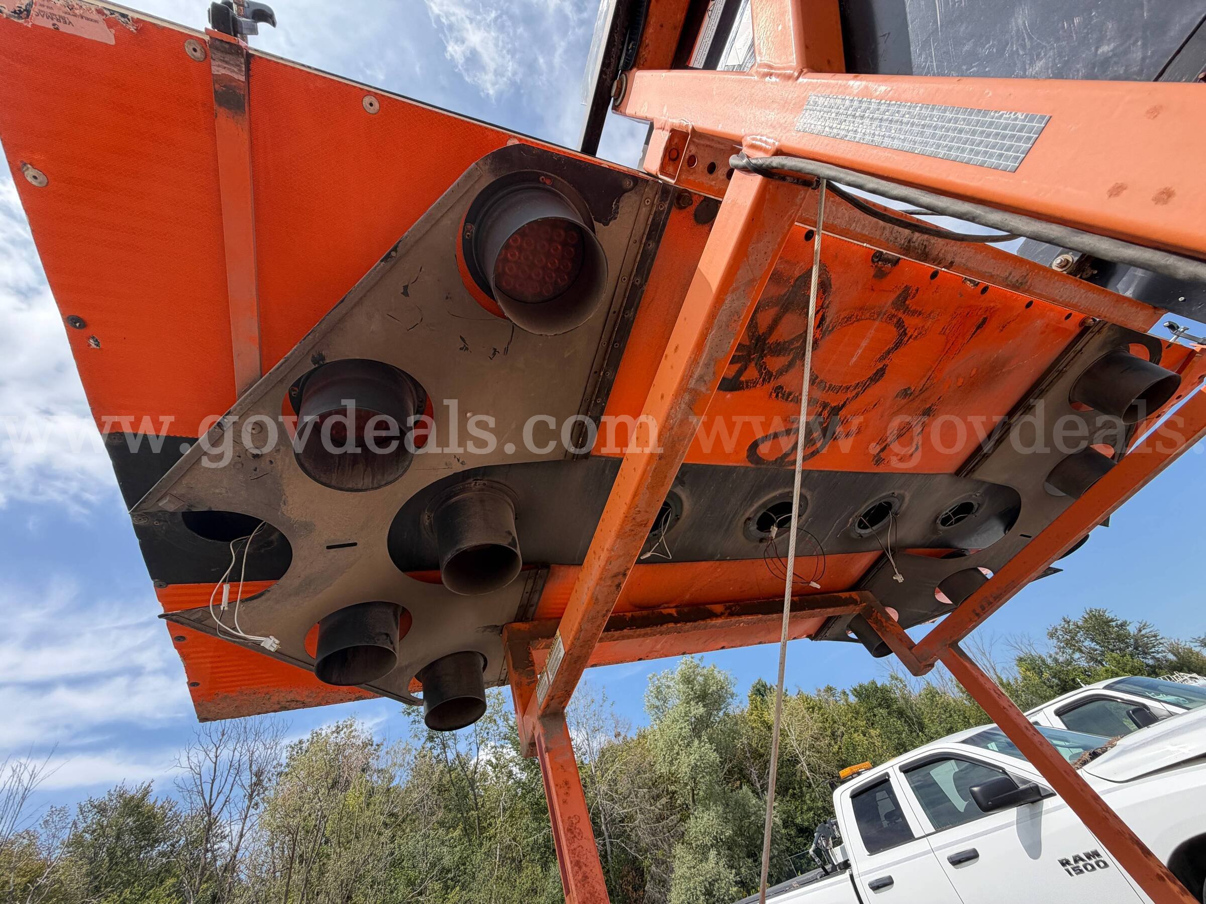Arrow Board Traffic Trailer Folding Display VER-NAC  Government Surplus Auction - Photo #5