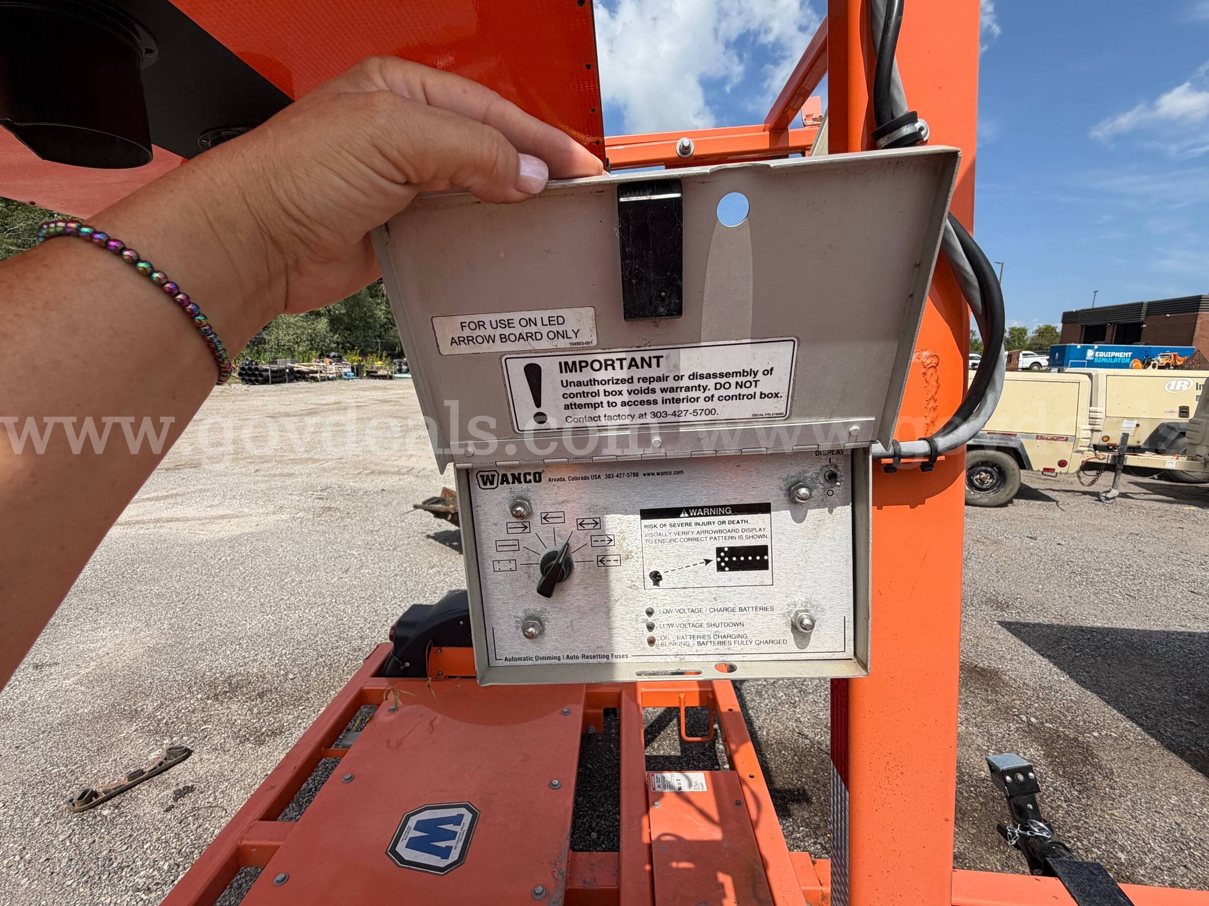 Arrow Board Traffic Trailer Folding Display WANCO INC. WTSP Government Surplus Auction - Photo #5