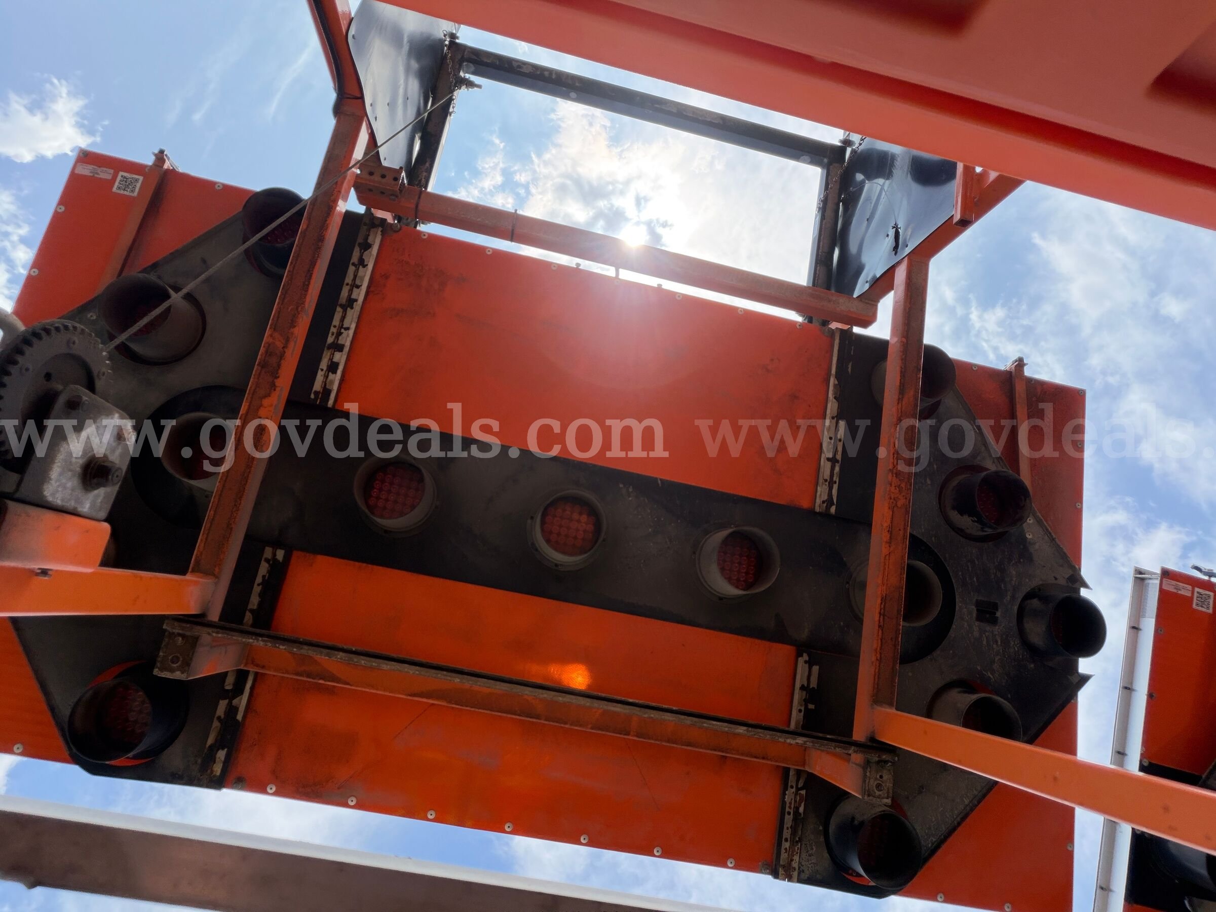 Arrow Board Traffic Trailer Folding Display VER-MAC GVWR Government Surplus Auction - Photo #5