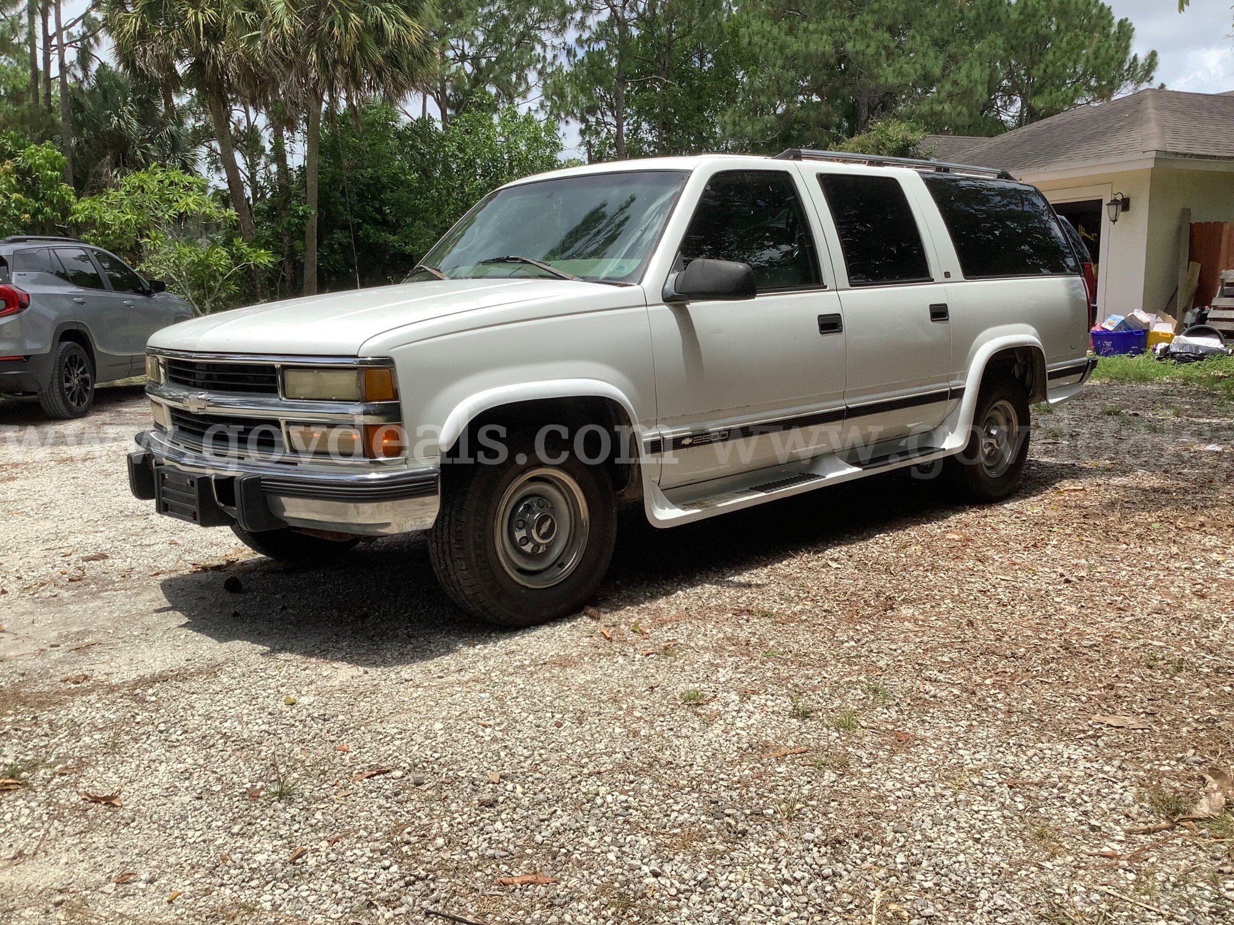 1999 Chevrolet Suburban 2500 Turbo Diesel, 4X2, 8600lb. GVW, 4 Door 9-Passenger Chevrolet Suburban Government Surplus Auction - Photo #2