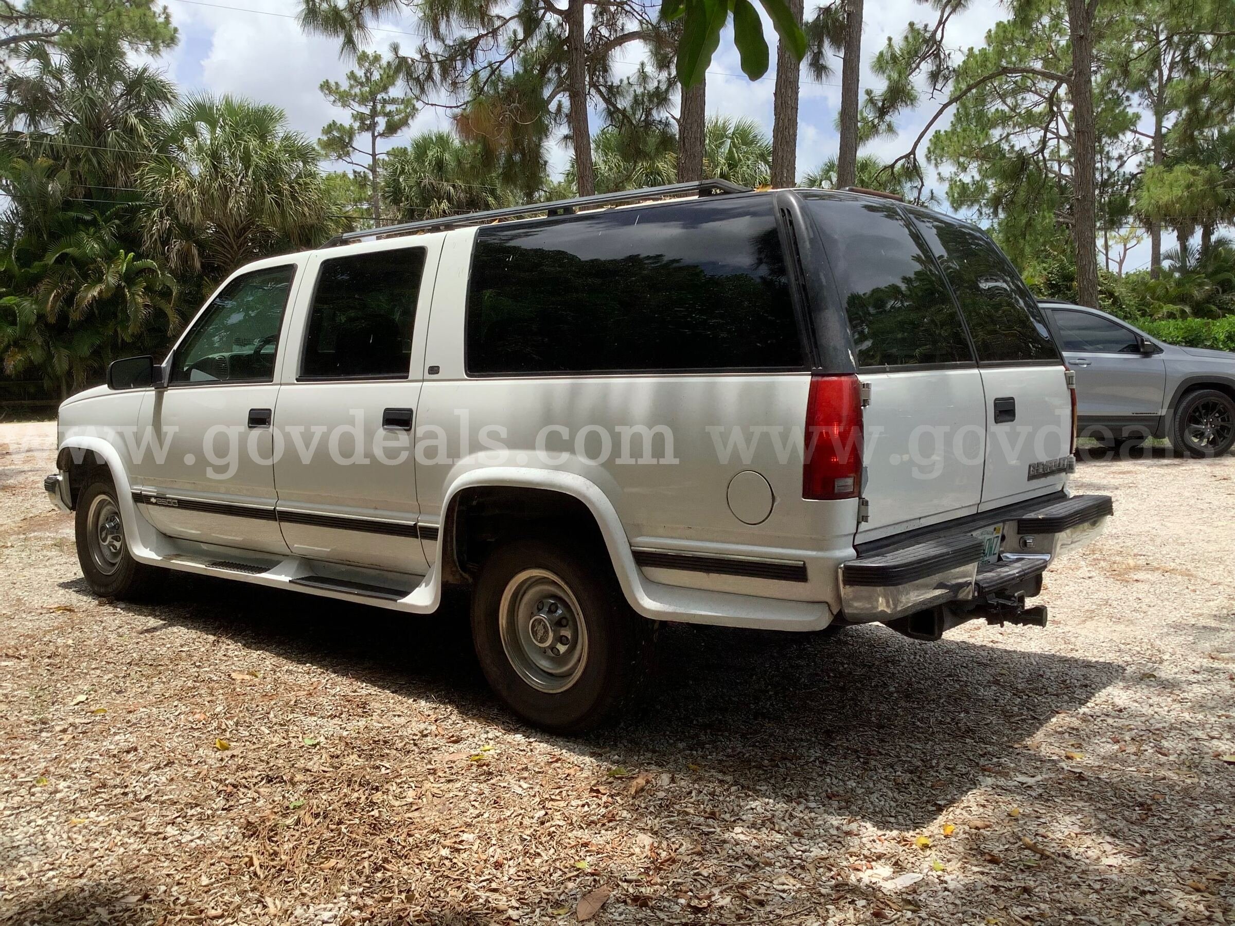 1999 Chevrolet Suburban 2500 Turbo Diesel, 4X2, 8600lb. GVW, 4 Door 9-Passenger Chevrolet Suburban Government Surplus Auction - Photo #3
