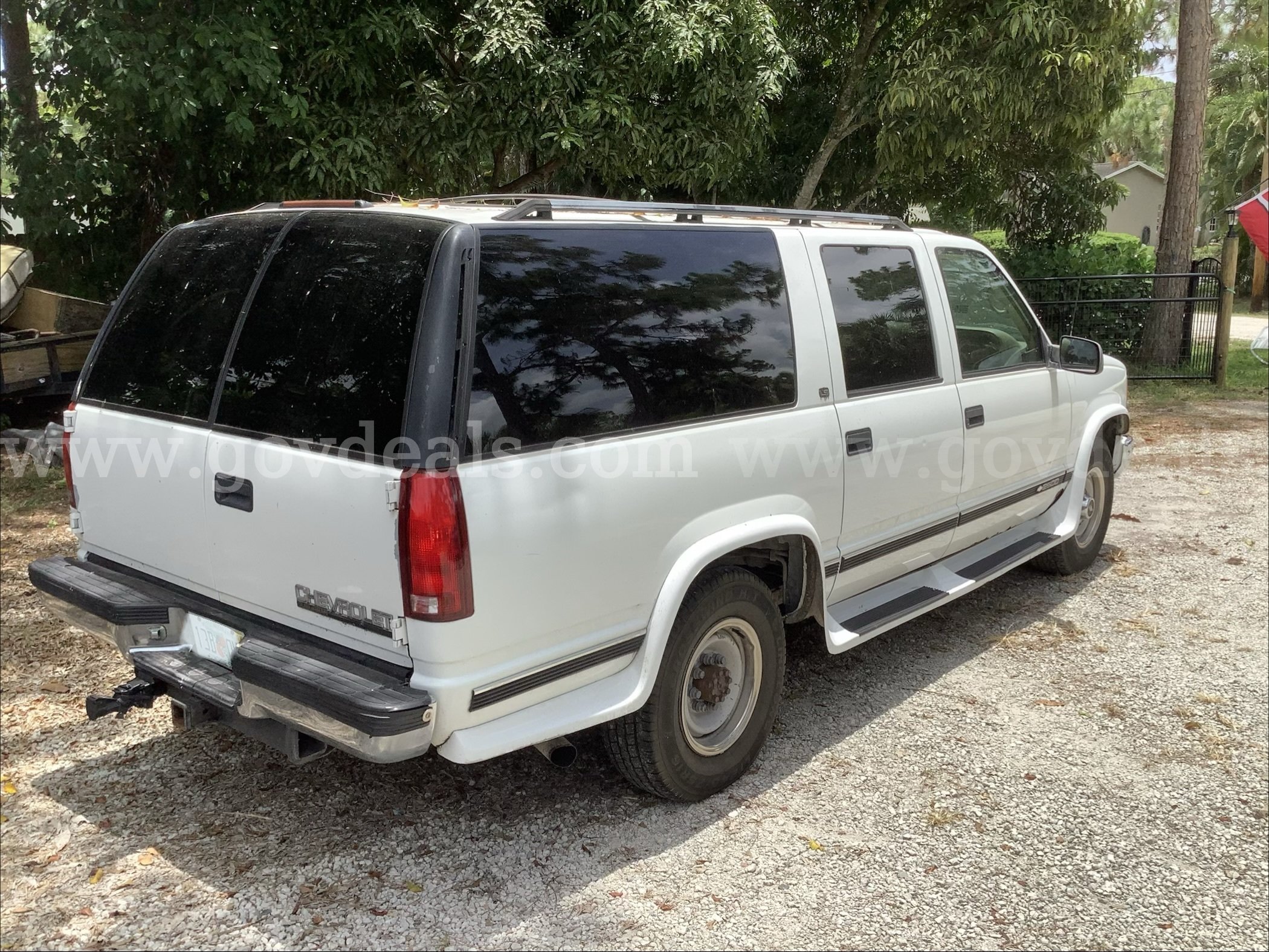 1999 Chevrolet Suburban 2500 Turbo Diesel, 4X2, 8600lb. GVW, 4 Door 9-Passenger Chevrolet Suburban Government Surplus Auction - Photo #4