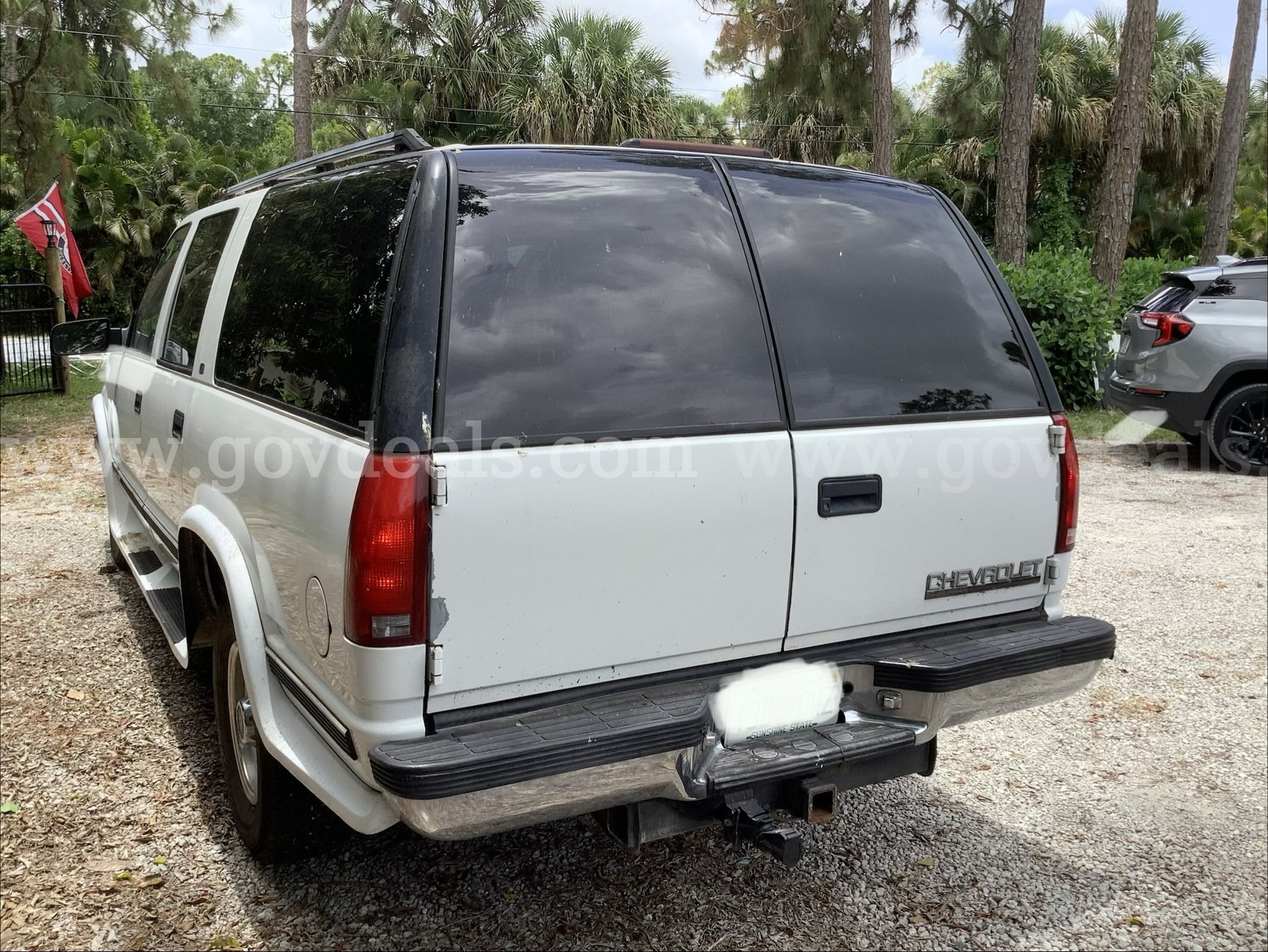 1999 Chevrolet Suburban 2500 Turbo Diesel, 4X2, 8600lb. GVW, 4 Door 9-Passenger Chevrolet Suburban Government Surplus Auction - Photo #6