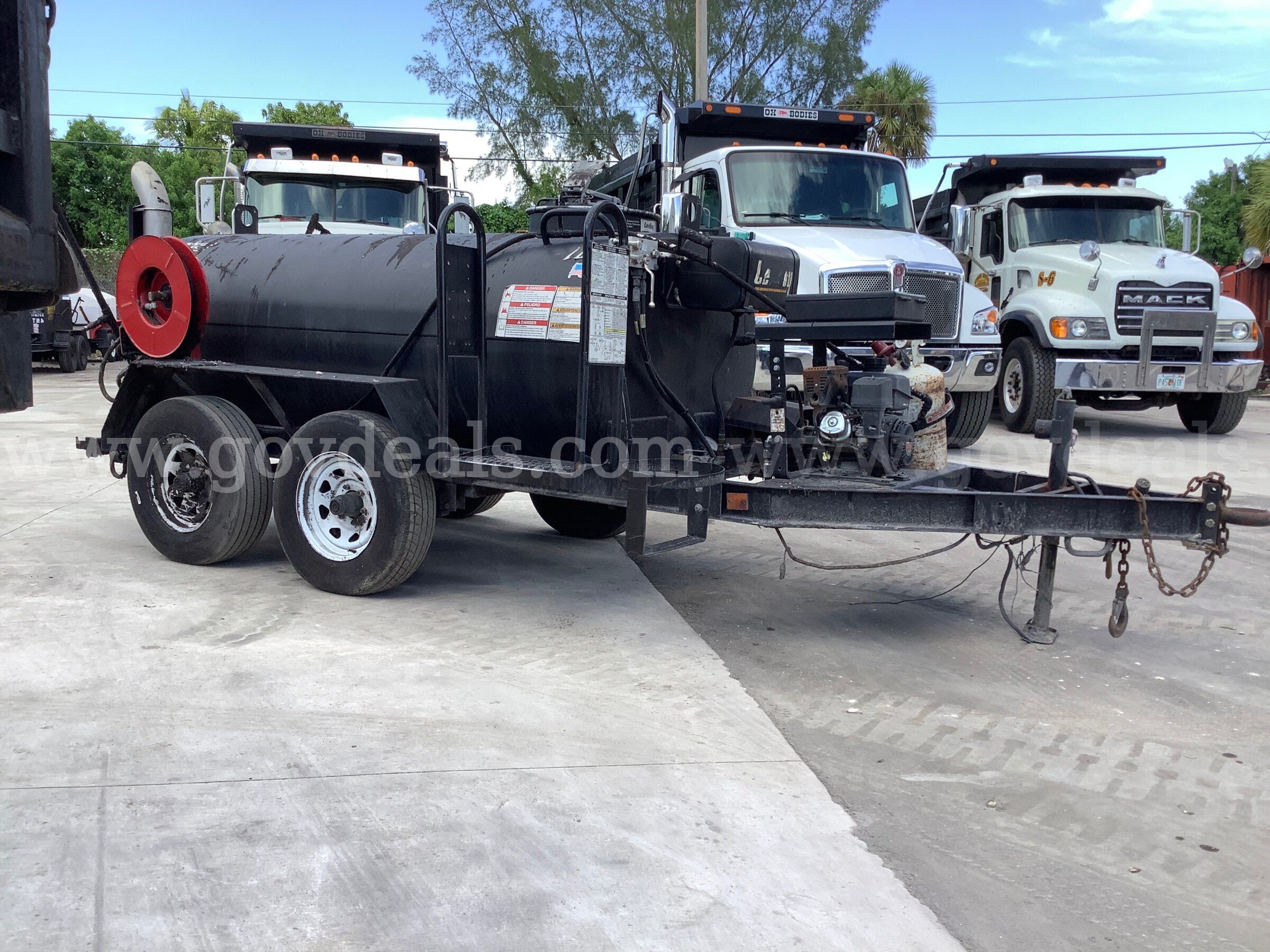 LeeBoy L600T TACH Distributor Trailer Mounted 600-gallon Tank, 4.8 hp Honda gas eng. 300k BTU LeeBoy L600T Government Surplus Auction - Photo #2