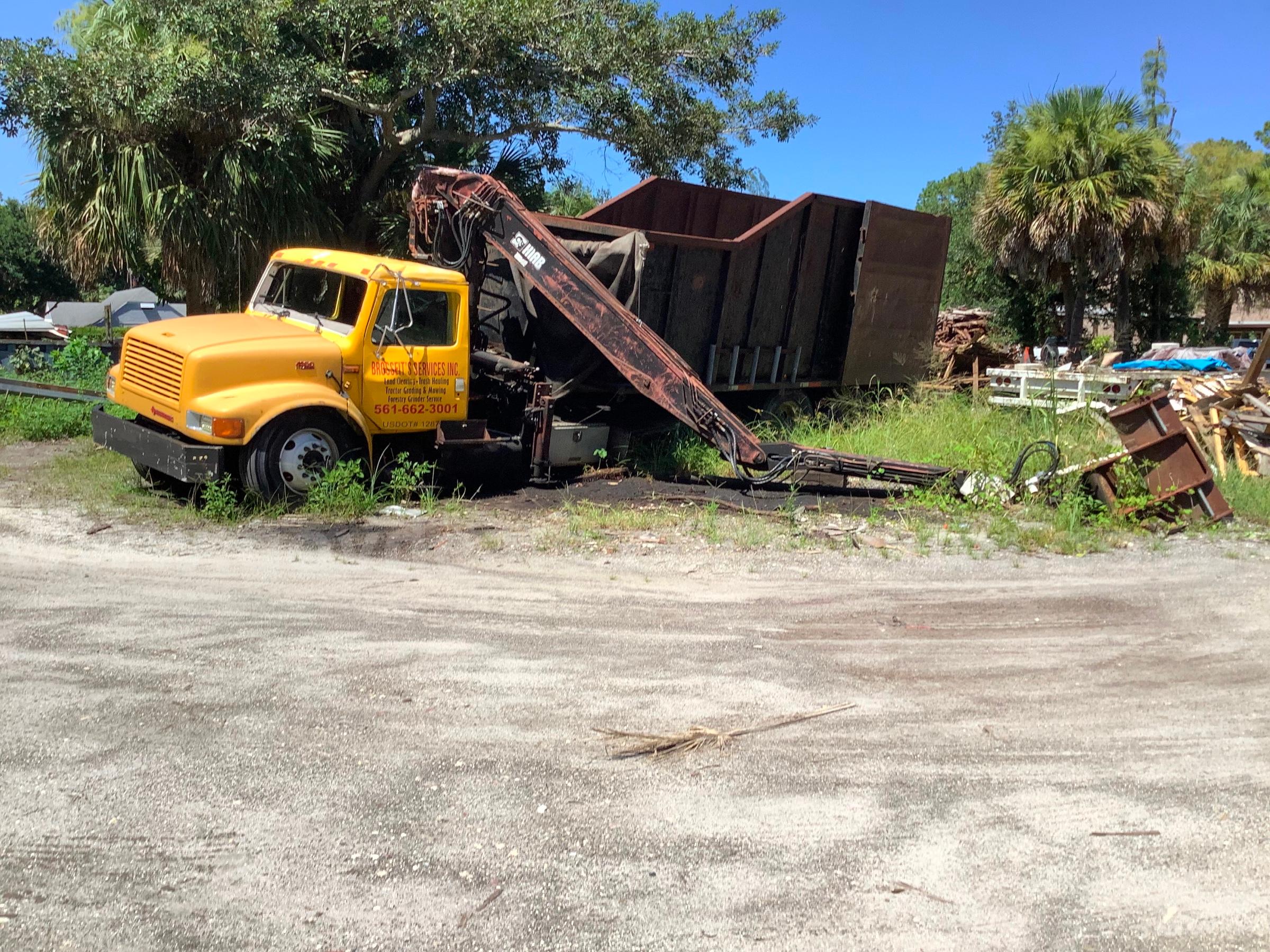International 4900 DT966E Hiab Knuckle Boom Grapple & High Volume Dump Truck for Salvage International 4900 Government Surplus Auction - Photo #2