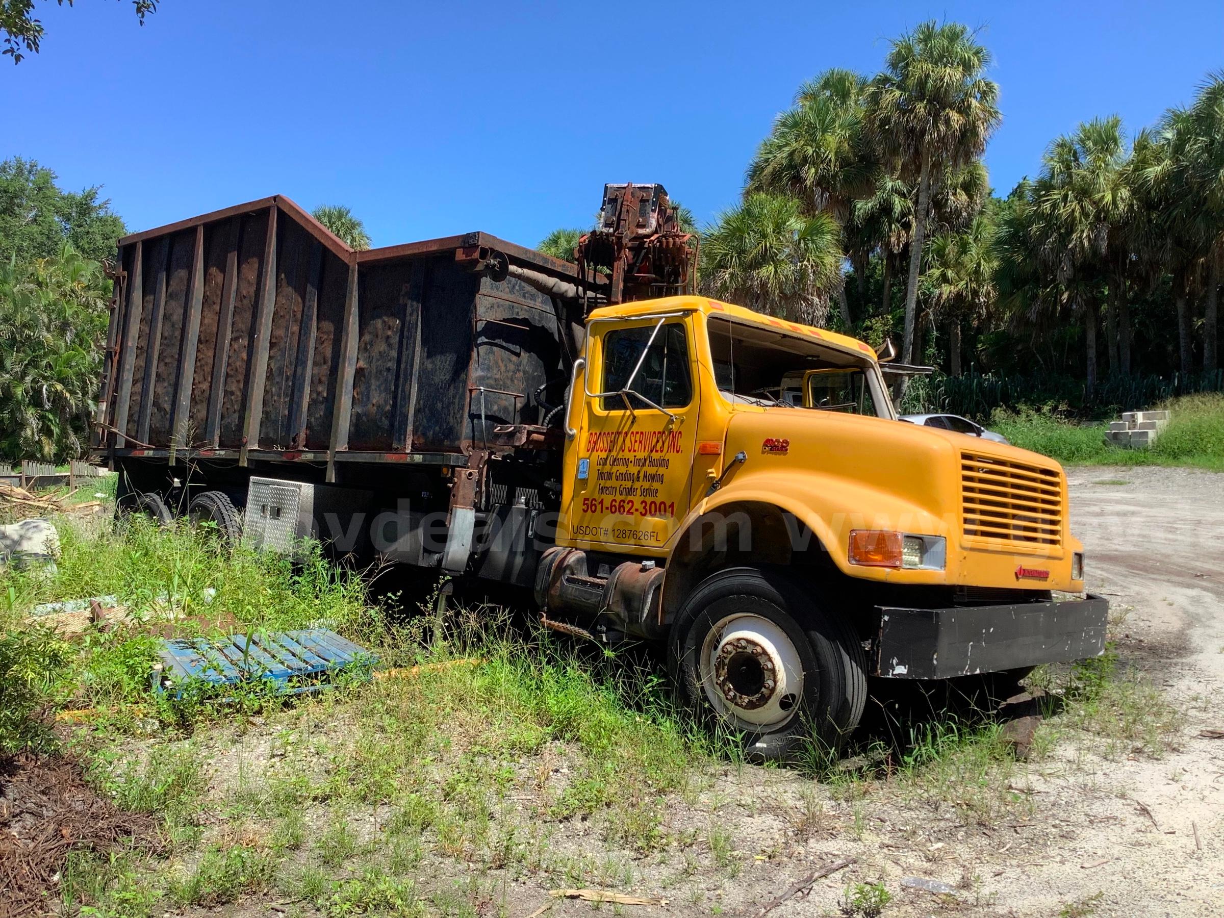 International 4900 DT966E Hiab Knuckle Boom Grapple & High Volume Dump Truck for Salvage International 4900 Government Surplus Auction - Photo #3