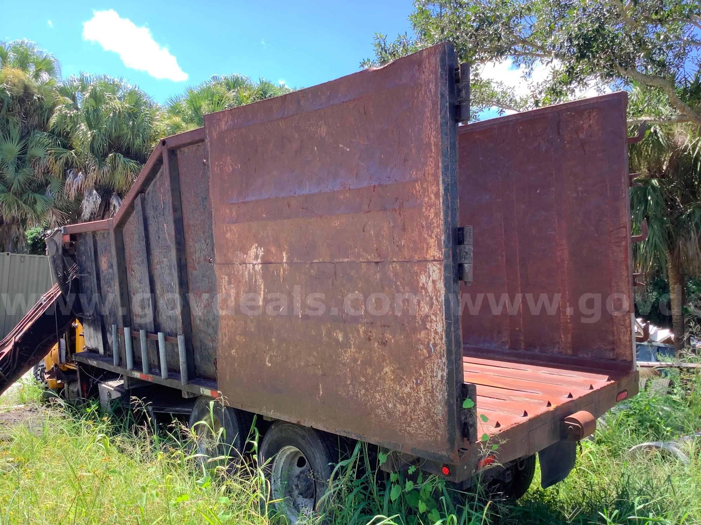 International 4900 DT966E Hiab Knuckle Boom Grapple & High Volume Dump Truck for Salvage International 4900 Government Surplus Auction - Photo #4