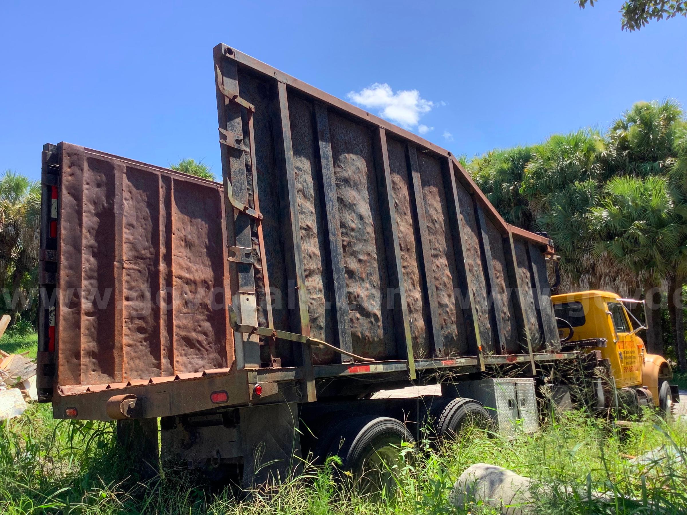 International 4900 DT966E Hiab Knuckle Boom Grapple & High Volume Dump Truck for Salvage International 4900 Government Surplus Auction - Photo #5