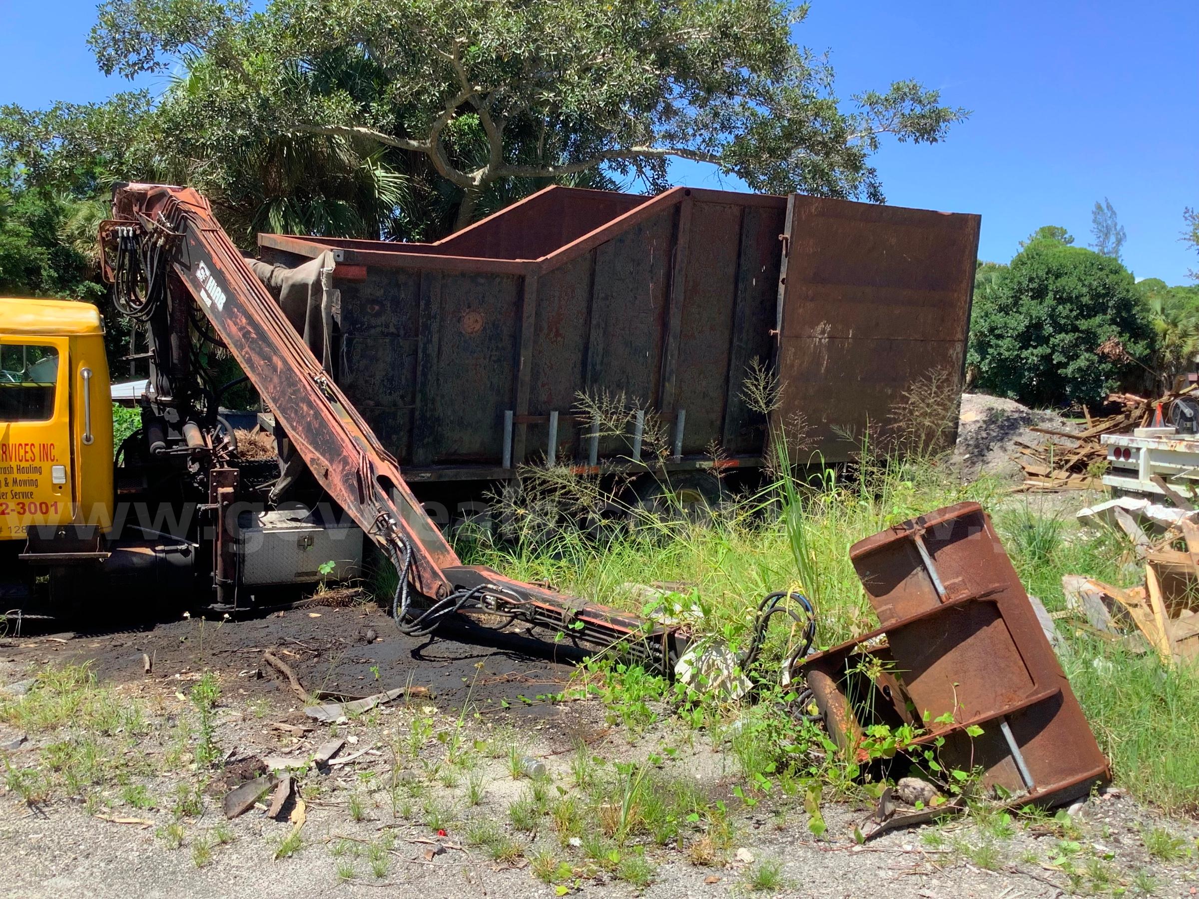 International 4900 DT966E Hiab Knuckle Boom Grapple & High Volume Dump Truck for Salvage International 4900 Government Surplus Auction - Photo #6