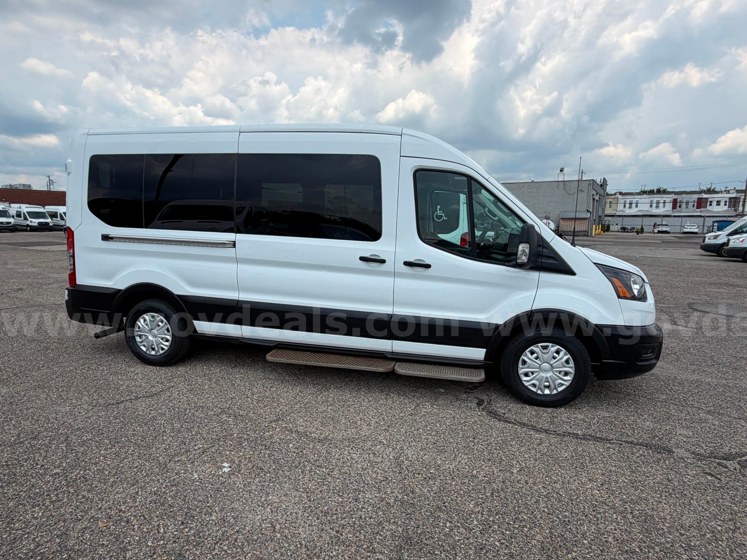 2022 Ford Transit 350 Wagon Med. Roof XLT w/Sliding Pass. 148-in. WB Ford Transit Government Surplus Auction - Photo #4