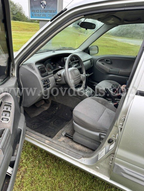 2001 Chevrolet Tracker 4-Door 4WD Chevrolet Tracker Government Surplus Auction - Photo #6