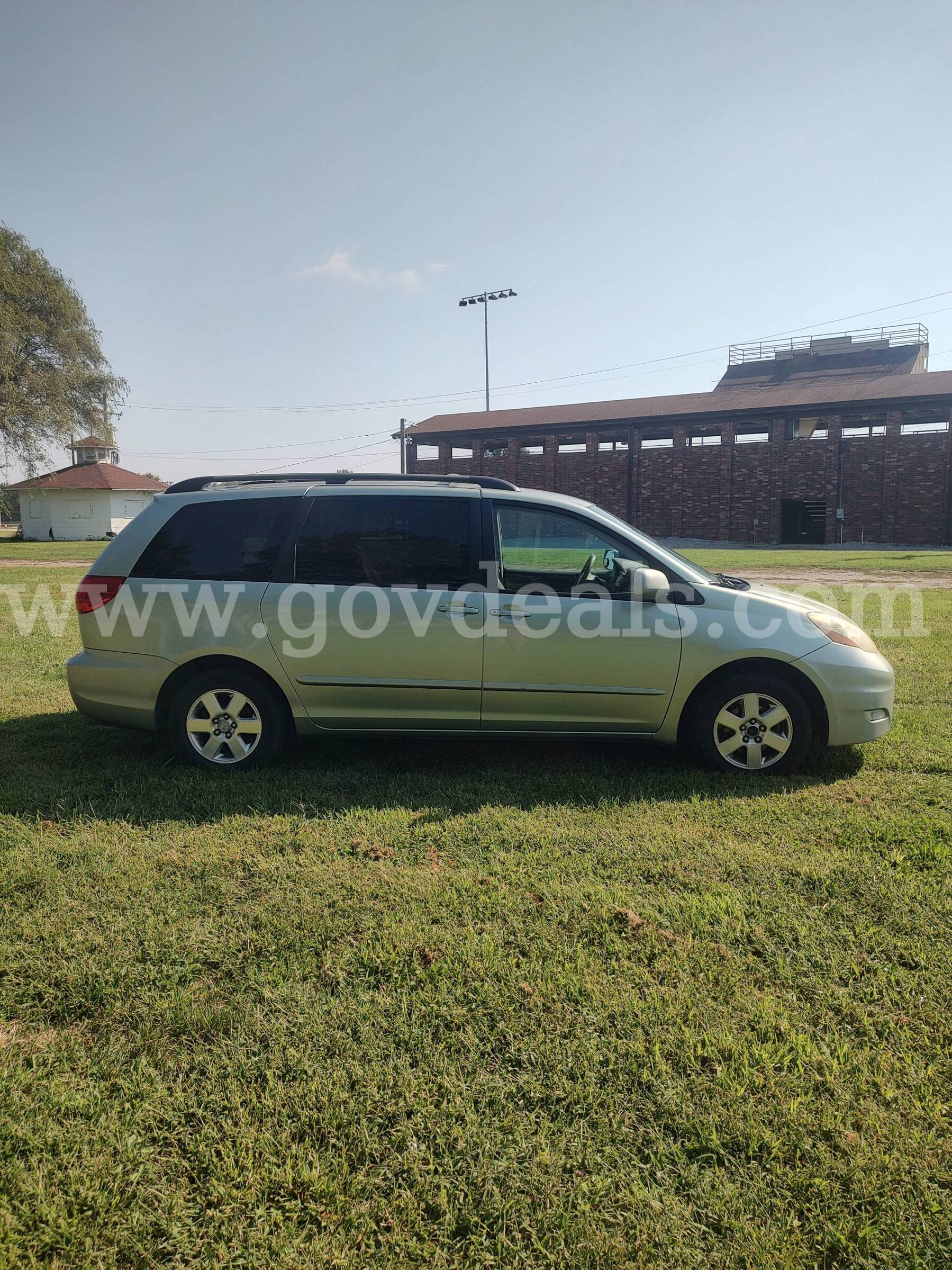 2006 Toyota Sienna Van XLE Toyota Sienna Government Surplus Auction - Photo #2