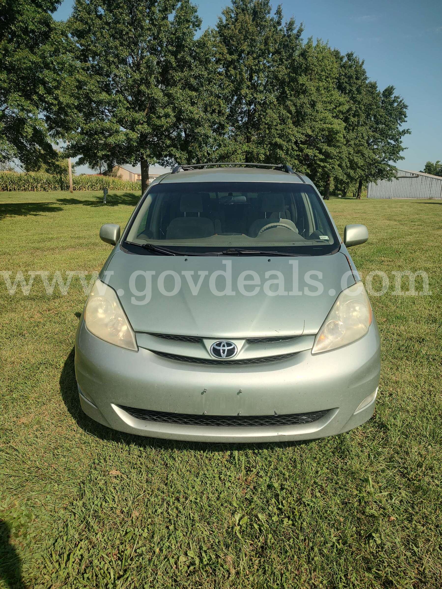 2006 Toyota Sienna Van XLE Toyota Sienna Government Surplus Auction - Photo #3