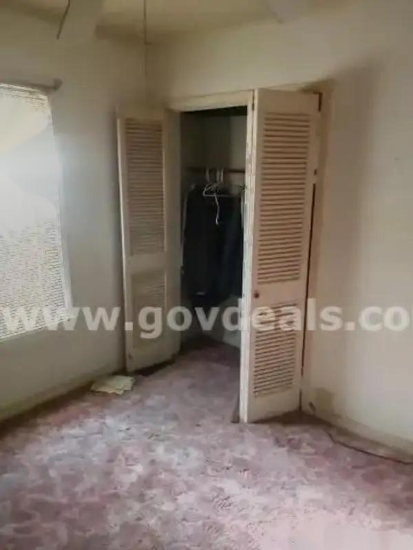Attention Investors: Discounted Single-Family Vacant House For Sale in Cairo, IL   Government Surplus Auction - Photo #4
