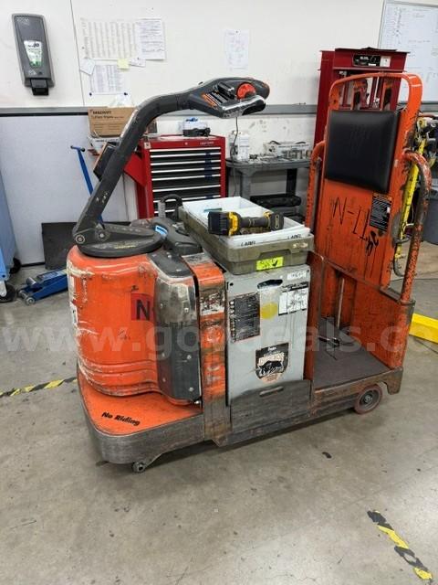 TOYOTA TRACTOR TOW TUG WITH BATTERY, in working condition
