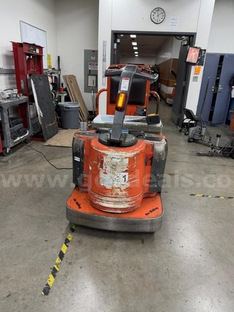 TOYOTA TRACTOR TOW TUG WITH BATTERY, in working condition Toyota  Government Surplus Auction - Photo #2