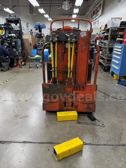 TOYOTA TRACTOR TOW TUG WITH BATTERY, in working condition Toyota  Government Surplus Auction - Photo #3