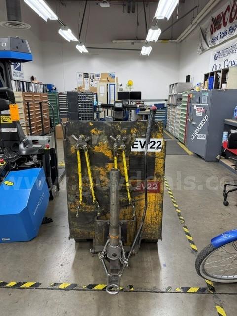 TOYOTA TRACTOR TOW TUG WITH BATTERY-in working condition Toyota  Government Surplus Auction - Photo #2