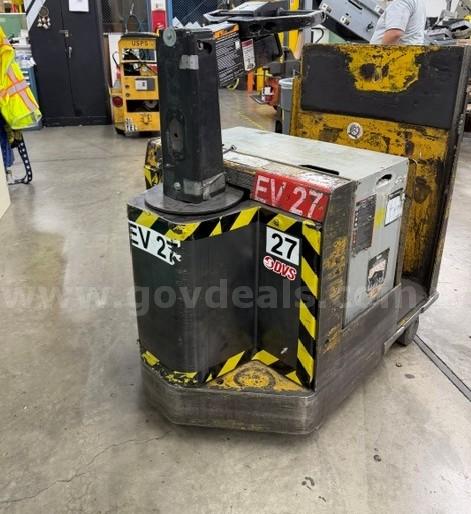 TOYOTA TRACTOR TOW TUG WITH BATTERY-in working condition