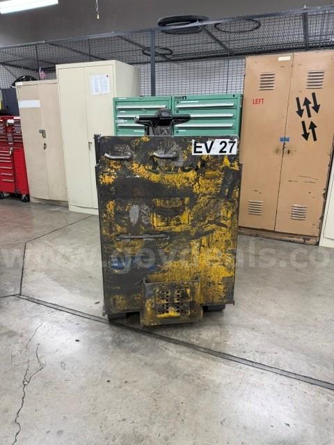 TOYOTA TRACTOR TOW TUG WITH BATTERY-in working condition Toyota  Government Surplus Auction - Photo #2