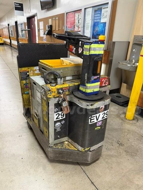 TOYOTA TRACTOR TOW TUG WITH BATTERY-in working condition Toyota  Government Surplus Auction - Primary Photo