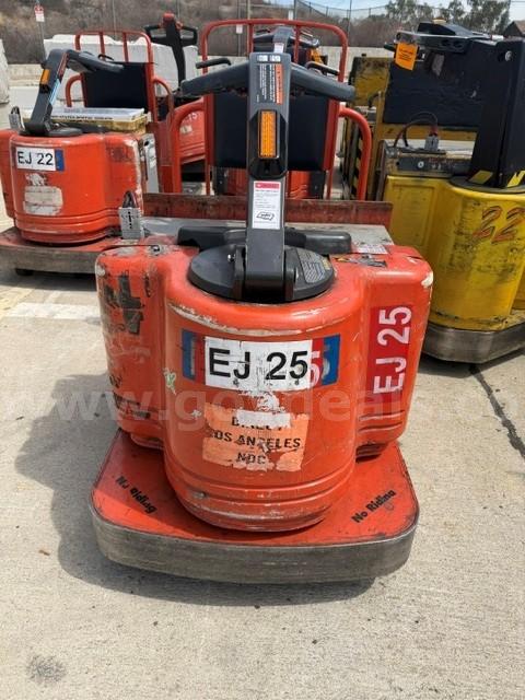 TOYOTA TRACTOR TOW TUG WITH BATTERY-in working condition