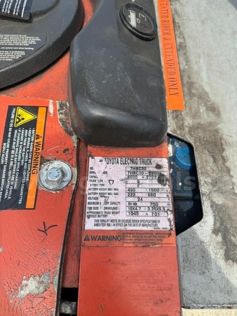 TOYOTA TRACTOR TOW TUG WITH BATTERY-in working condition Toyota  Government Surplus Auction - Photo #2