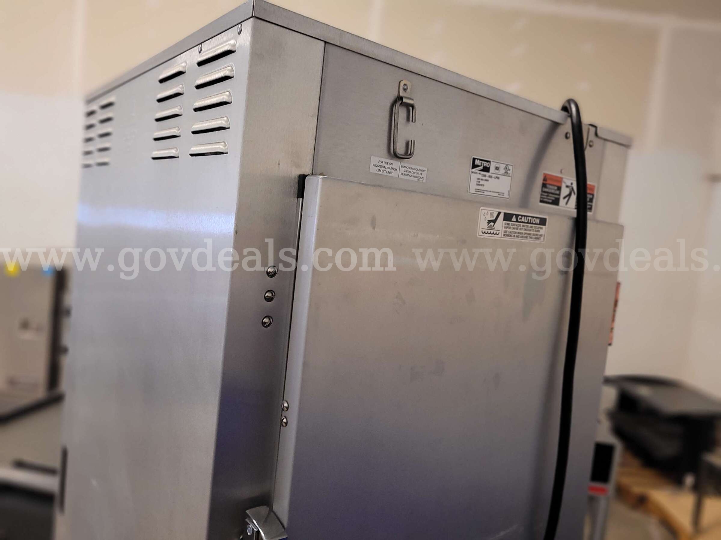 Metro C5 Heated Holding Cabinet – Model C569-NDS-LPDS Metro C569 Government Surplus Auction - Photo #2