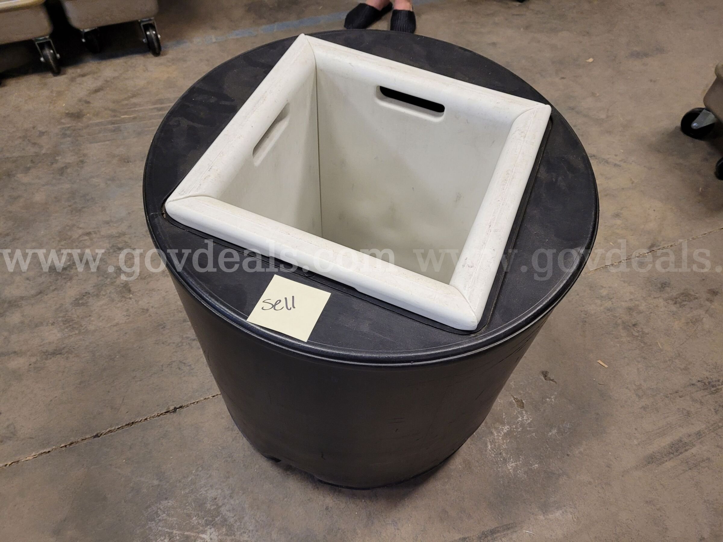 Lot of 2 Rolling Beverage Coolers / Drink Stations   Government Surplus Auction - Photo #5