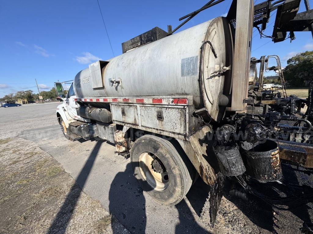 Etnyre 2000 gal Asphalt Distributer on 2015 Ford F750 4x2 S/A Truck Ford F750 Government Surplus Auction - Photo #2