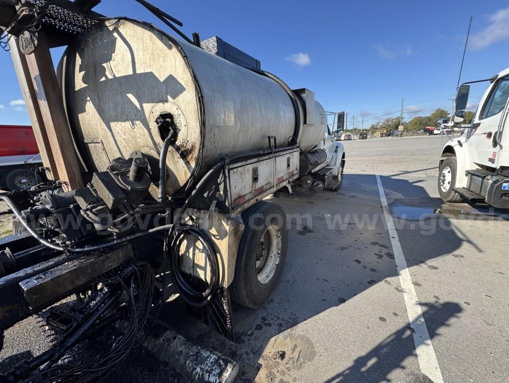 Etnyre 2000 gal Asphalt Distributer on 2015 Ford F750 4x2 S/A Truck Ford F750 Government Surplus Auction - Photo #3
