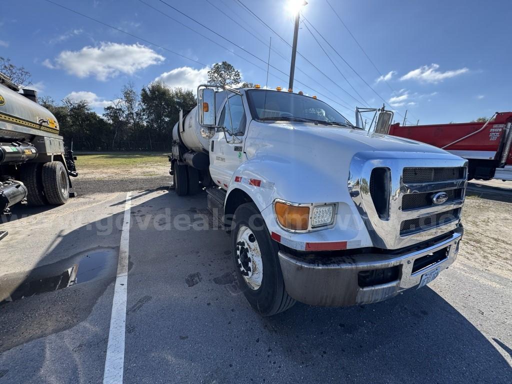 Etnyre 2000 gal Asphalt Distributer on 2015 Ford F750 4x2 S/A Truck Ford F750 Government Surplus Auction - Photo #4