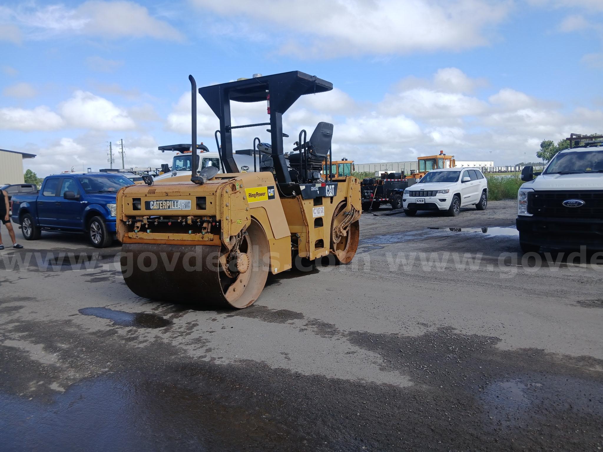 2009 Caterpillar CB-434D Tandem Vibratory Compactor Caterpillar 434D Government Surplus Auction - Photo #2