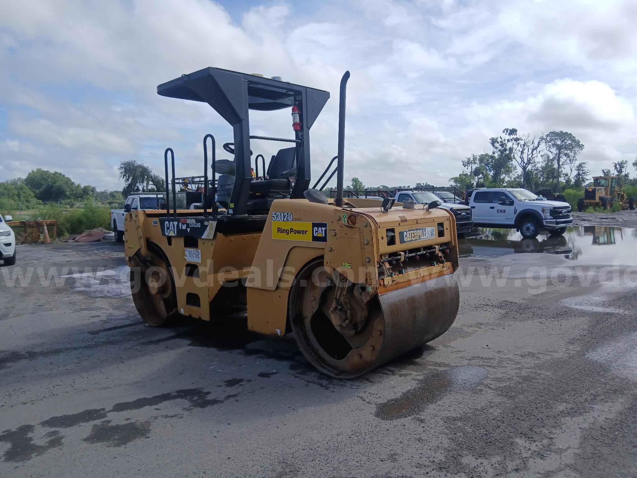 2009 Caterpillar CB-434D Tandem Vibratory Compactor Caterpillar 434D Government Surplus Auction - Photo #3