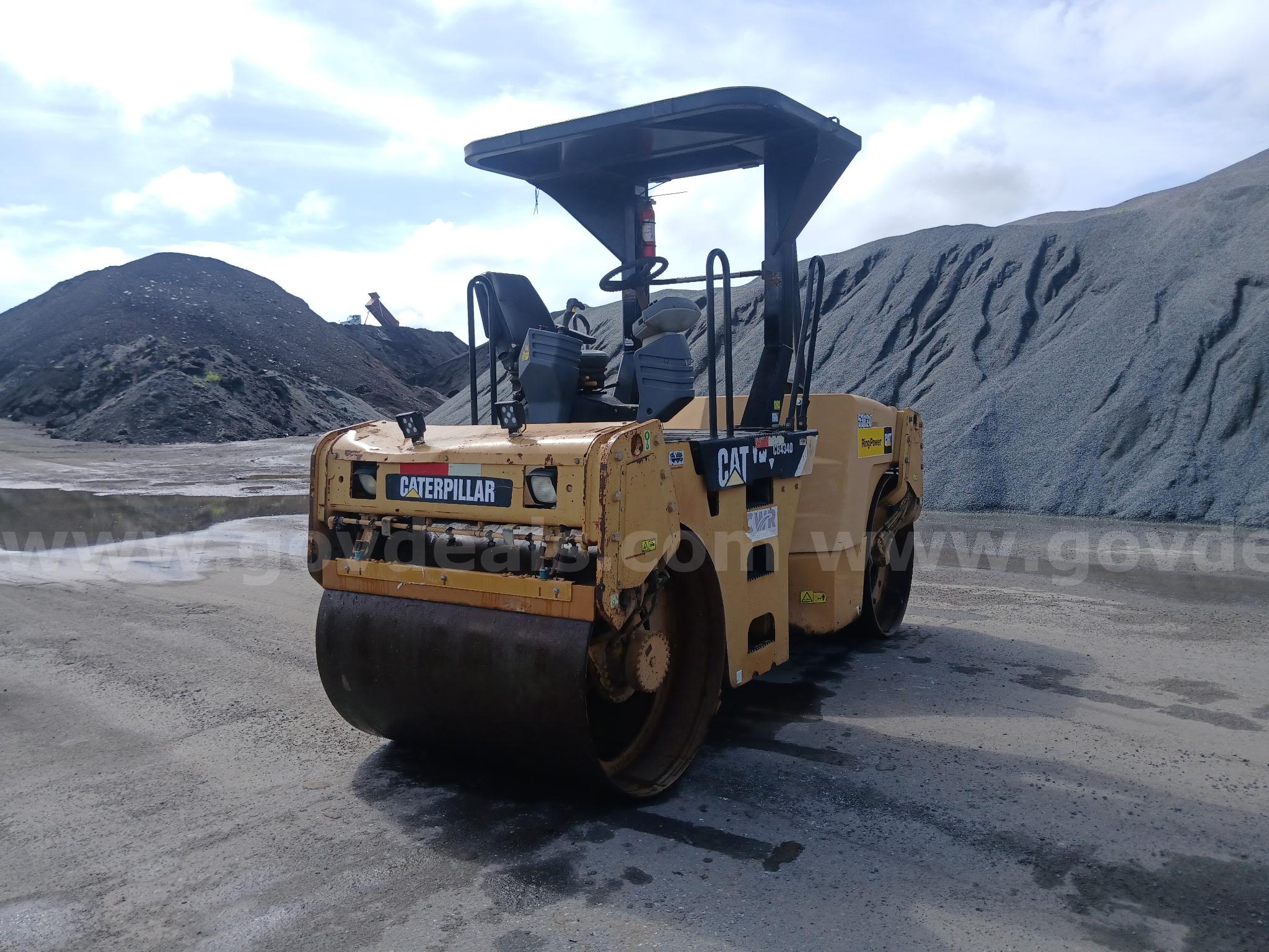2009 Caterpillar CB-434D Tandem Vibratory Compactor Caterpillar 434D Government Surplus Auction - Photo #4