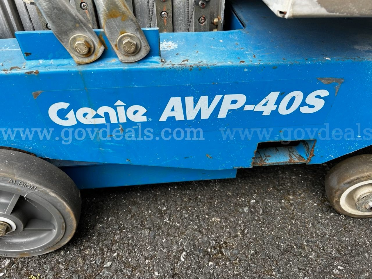 Genie AWP-40S Genie AWP-40S Government Surplus Auction - Photo #2