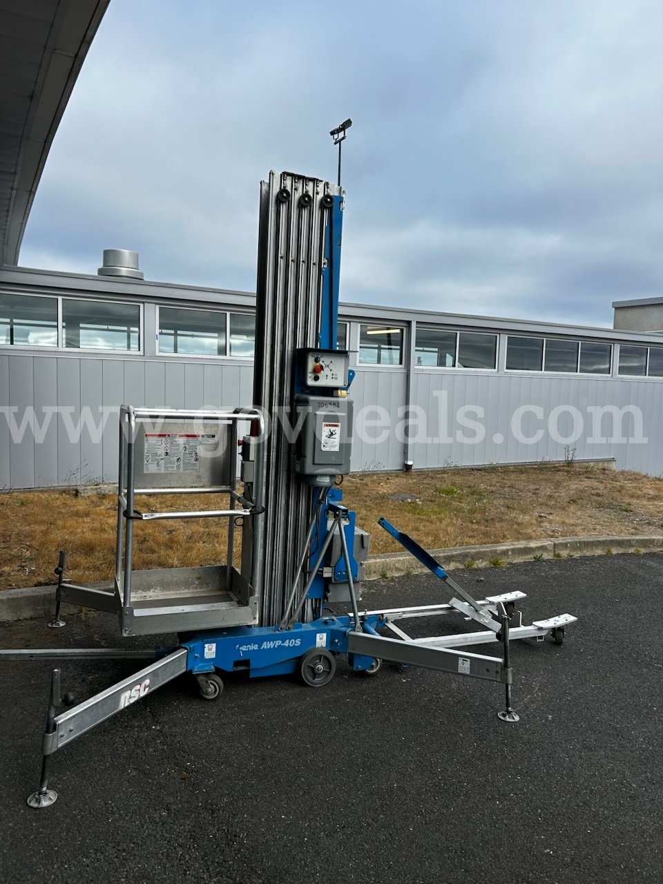 Genie AWP-40S Genie AWP-40S Government Surplus Auction - Photo #4