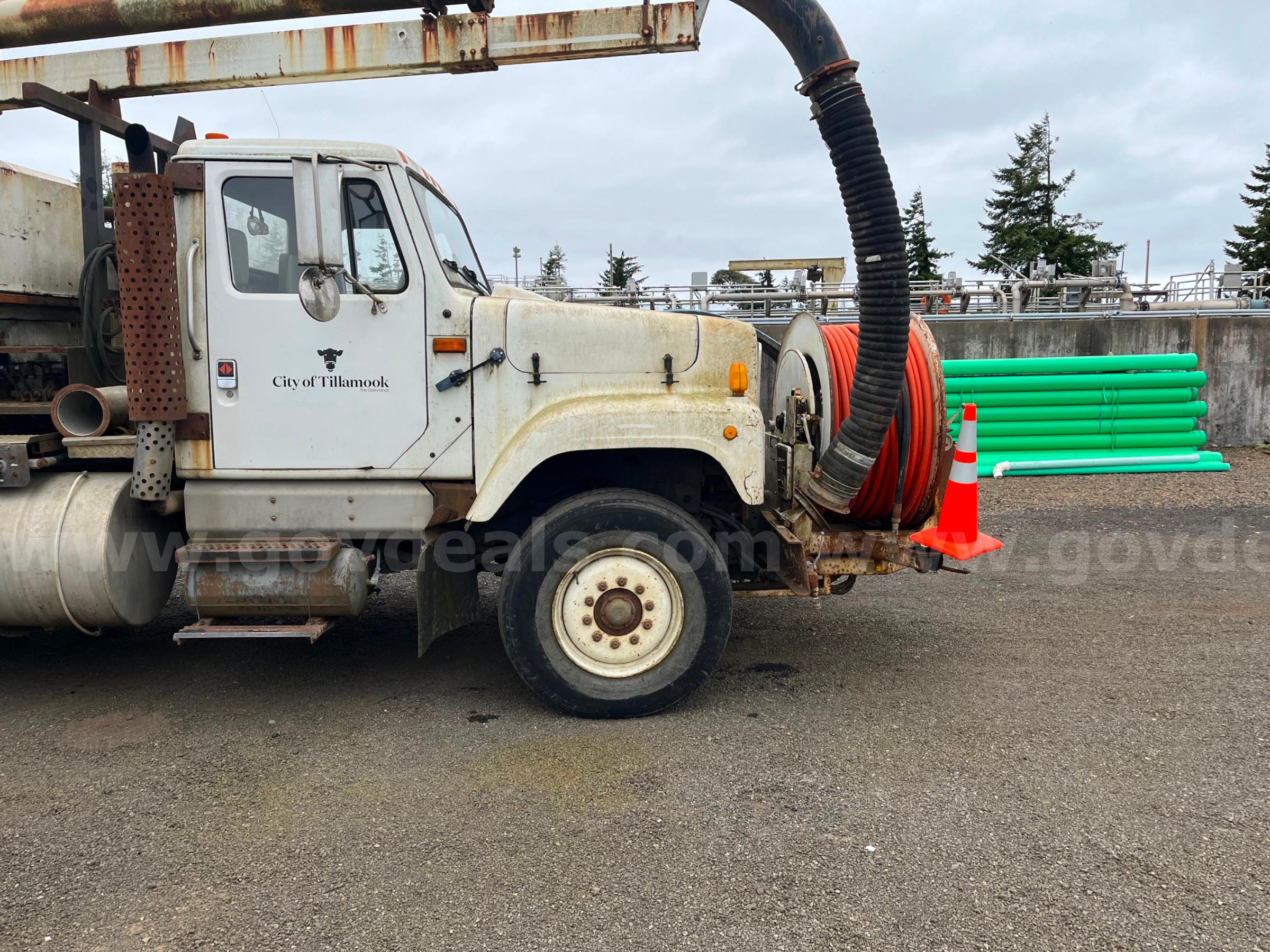 1991 Vactor 2100 series International 2100 Government Surplus Auction - Photo #2