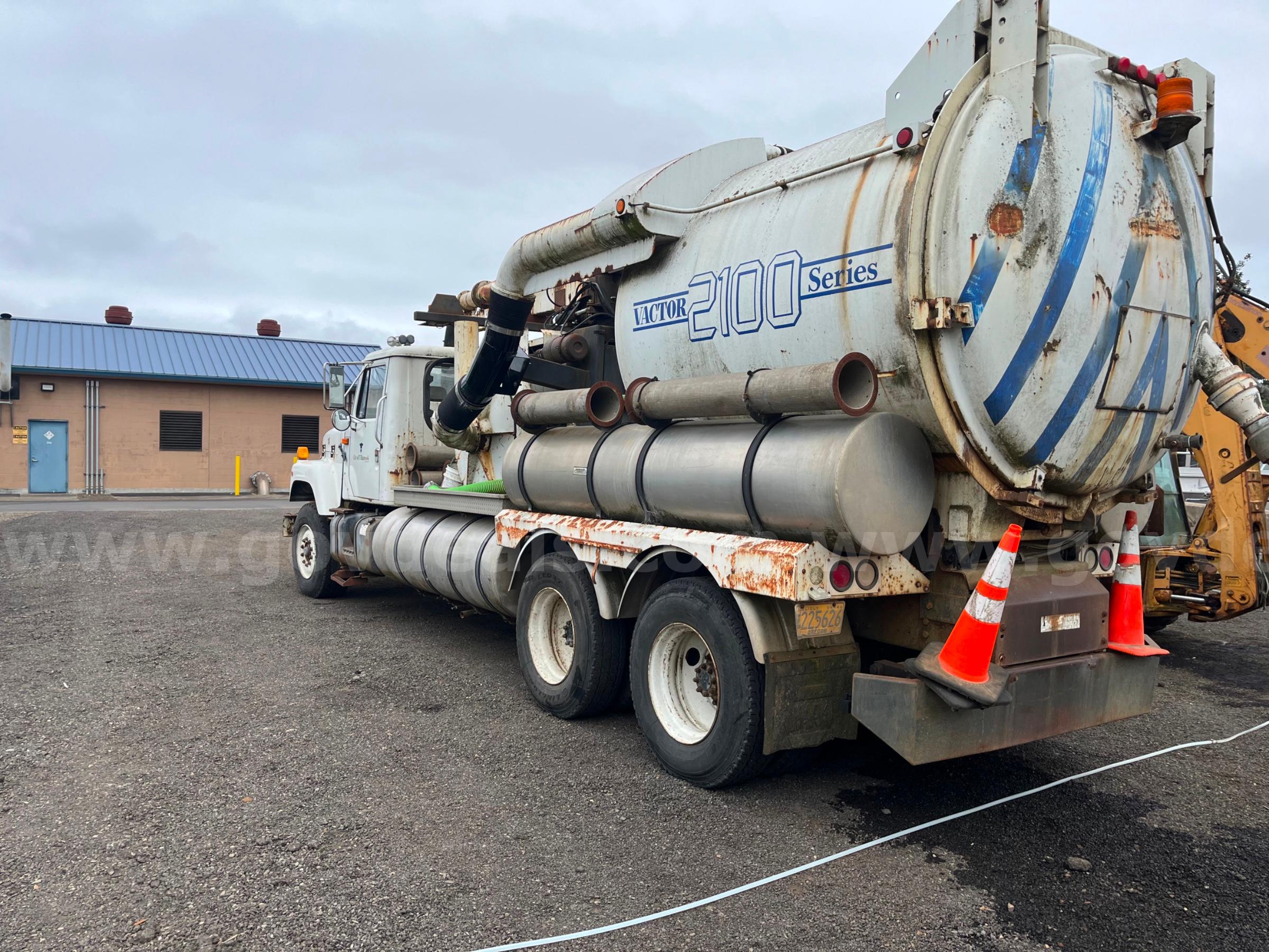1991 Vactor 2100 series International 2100 Government Surplus Auction - Photo #3
