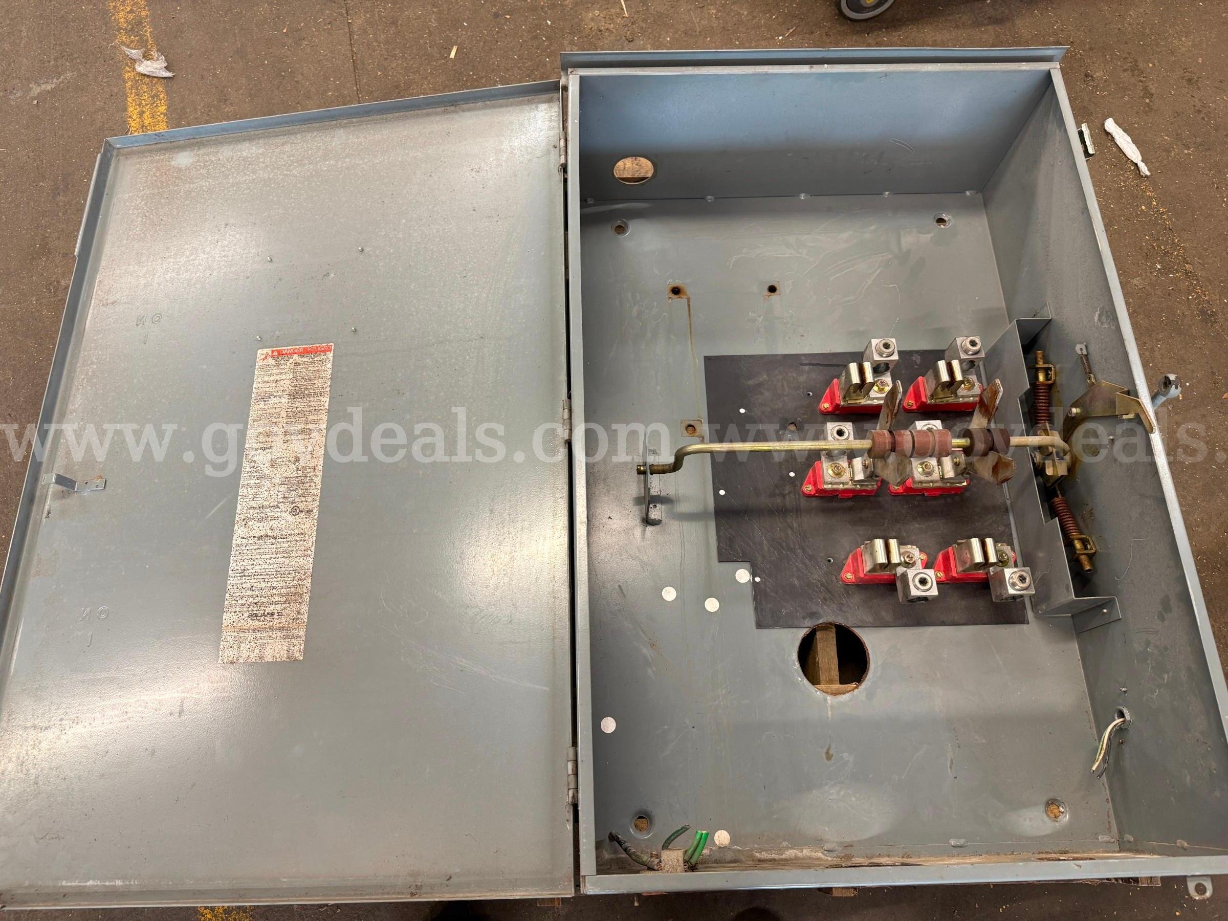 Square D 400A 240V 3-Pole Manual Double Throw Transfer Switch Generator  400A Government Surplus Auction - Photo #3