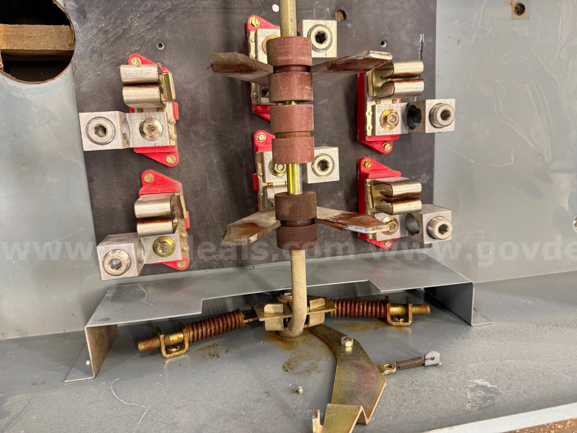 Square D 400A 240V 3-Pole Manual Double Throw Transfer Switch Generator  400A Government Surplus Auction - Photo #4