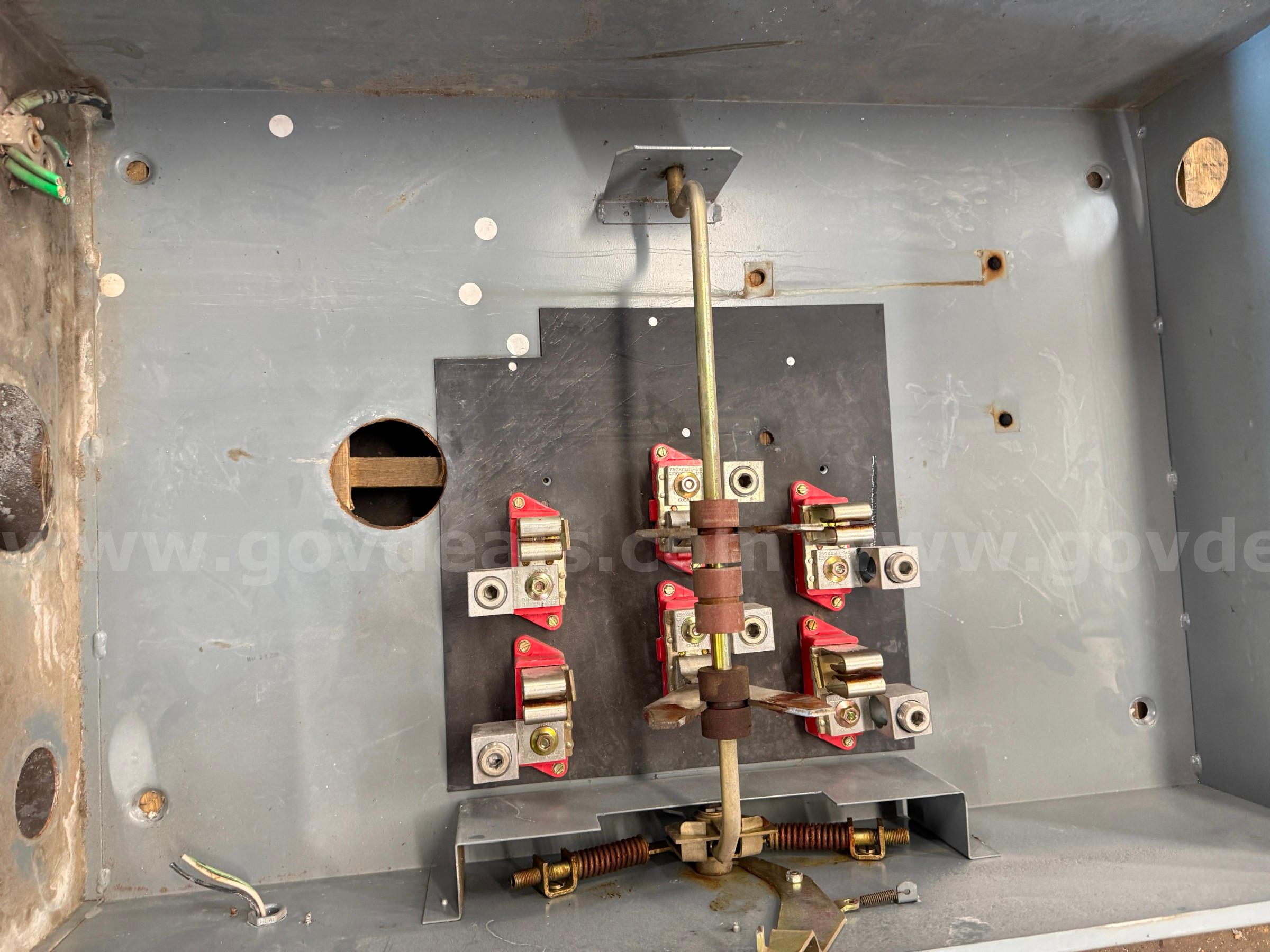 Square D 400A 240V 3-Pole Manual Double Throw Transfer Switch Generator  400A Government Surplus Auction - Photo #5