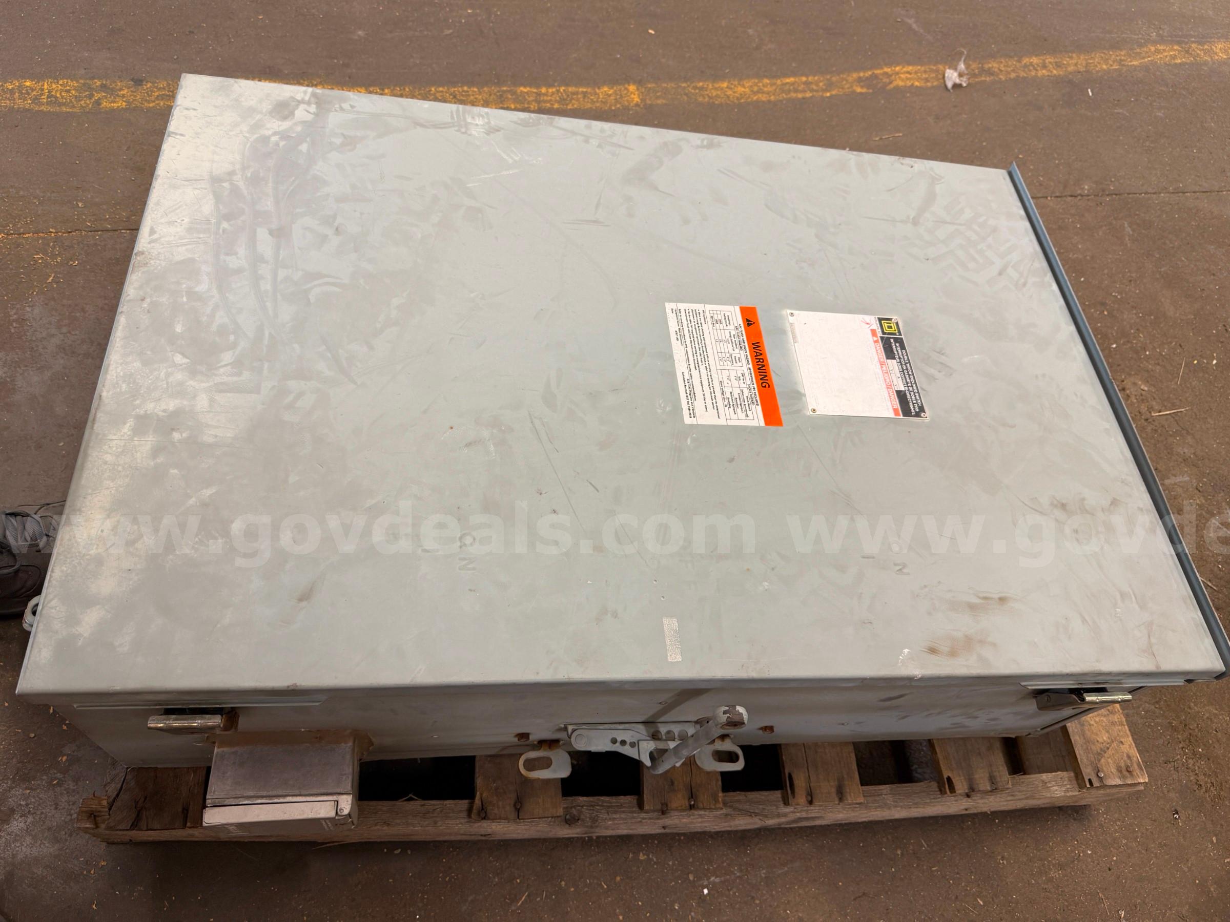 Square D 400A 240V 3-Pole Manual Double Throw Transfer Switch Generator  400A Government Surplus Auction - Photo #6