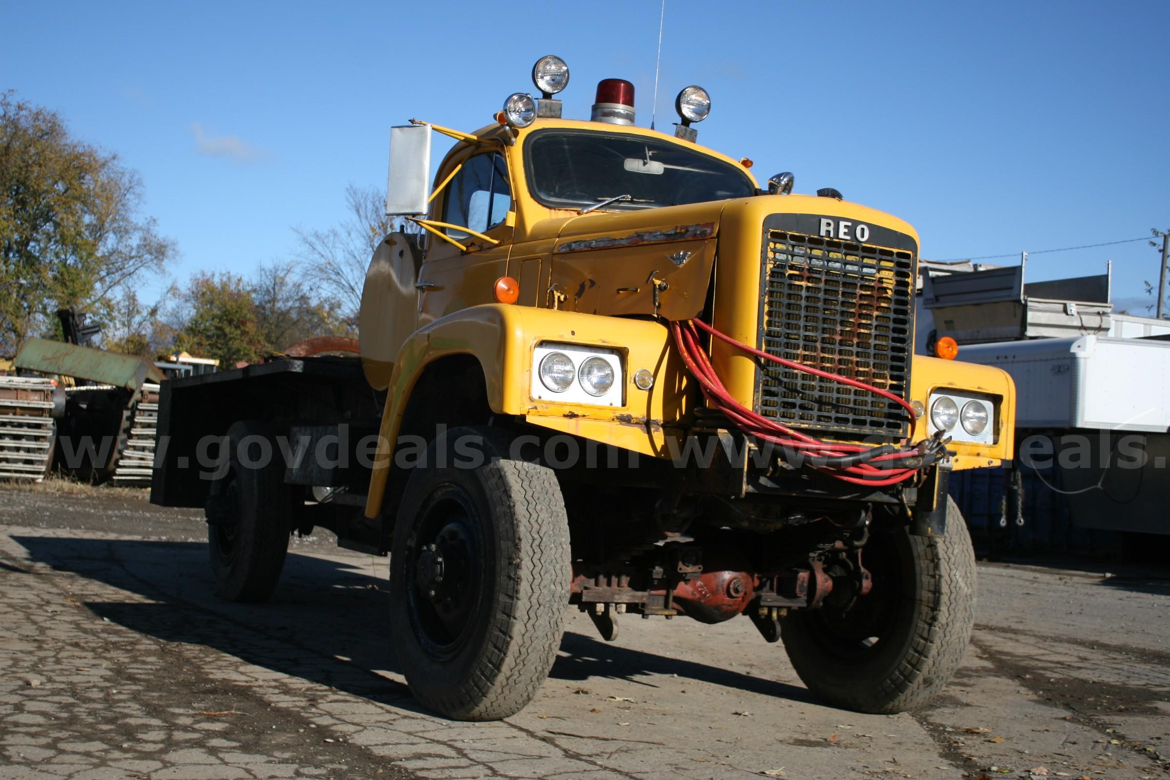 1967 Reo 512 Cummins Diesel 4x4 Very Rare Flatbed Reo 512 Government Surplus Auction - Photo #6