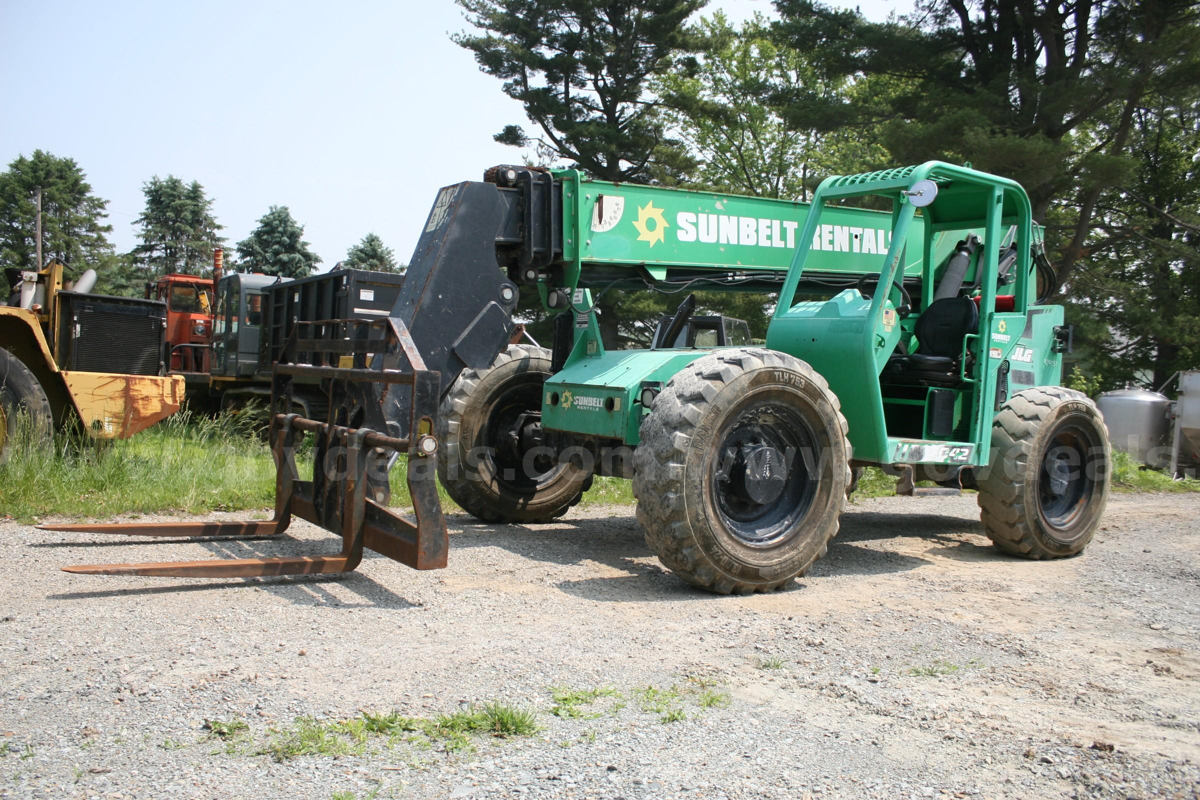 2016 Skytrak 6042 42" 6,000lbs Forklift Telehandler Skytrak 6042 Government Surplus Auction - Photo #2