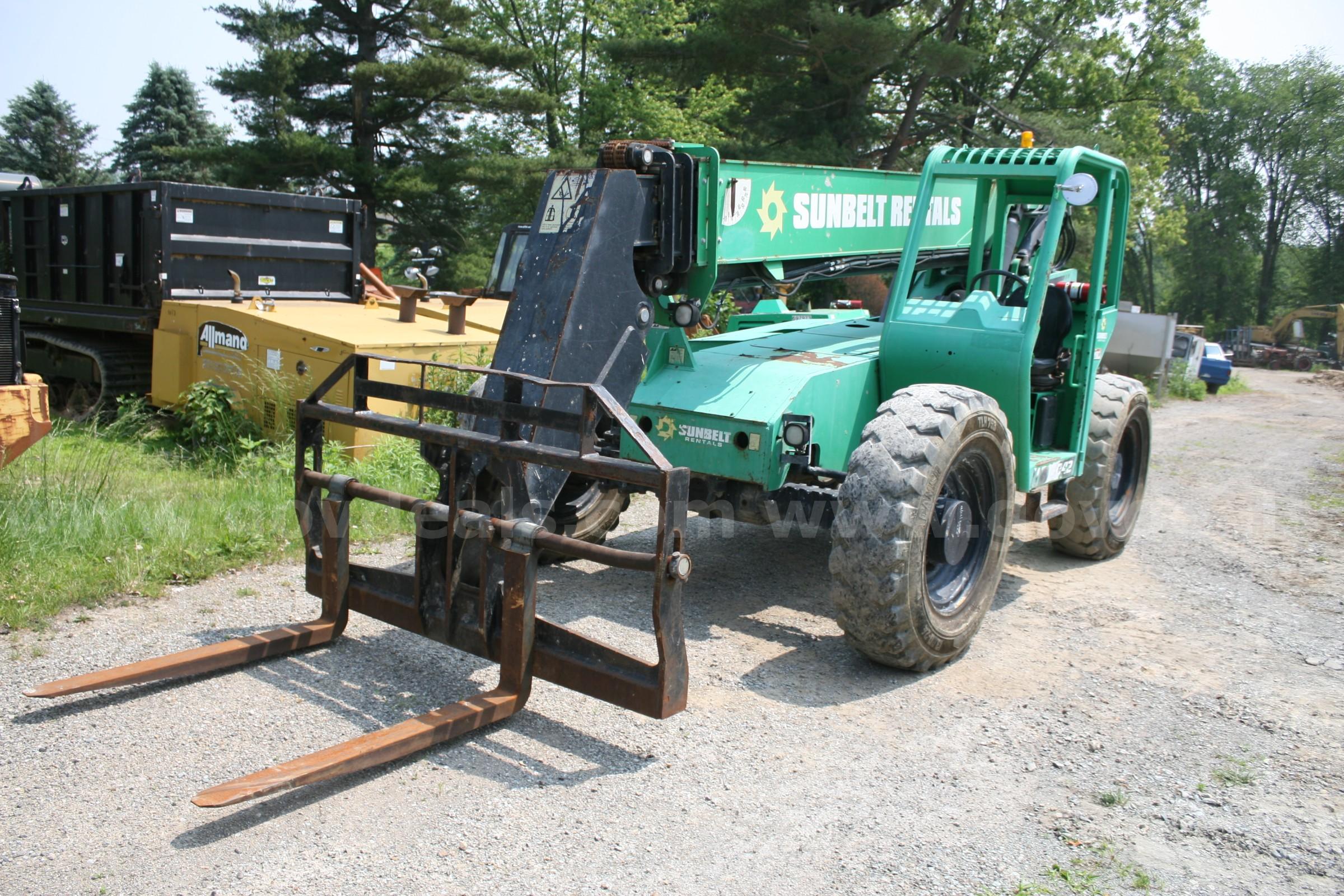 2016 Skytrak 6042 42" 6,000lbs Forklift Telehandler Skytrak 6042 Government Surplus Auction - Photo #3